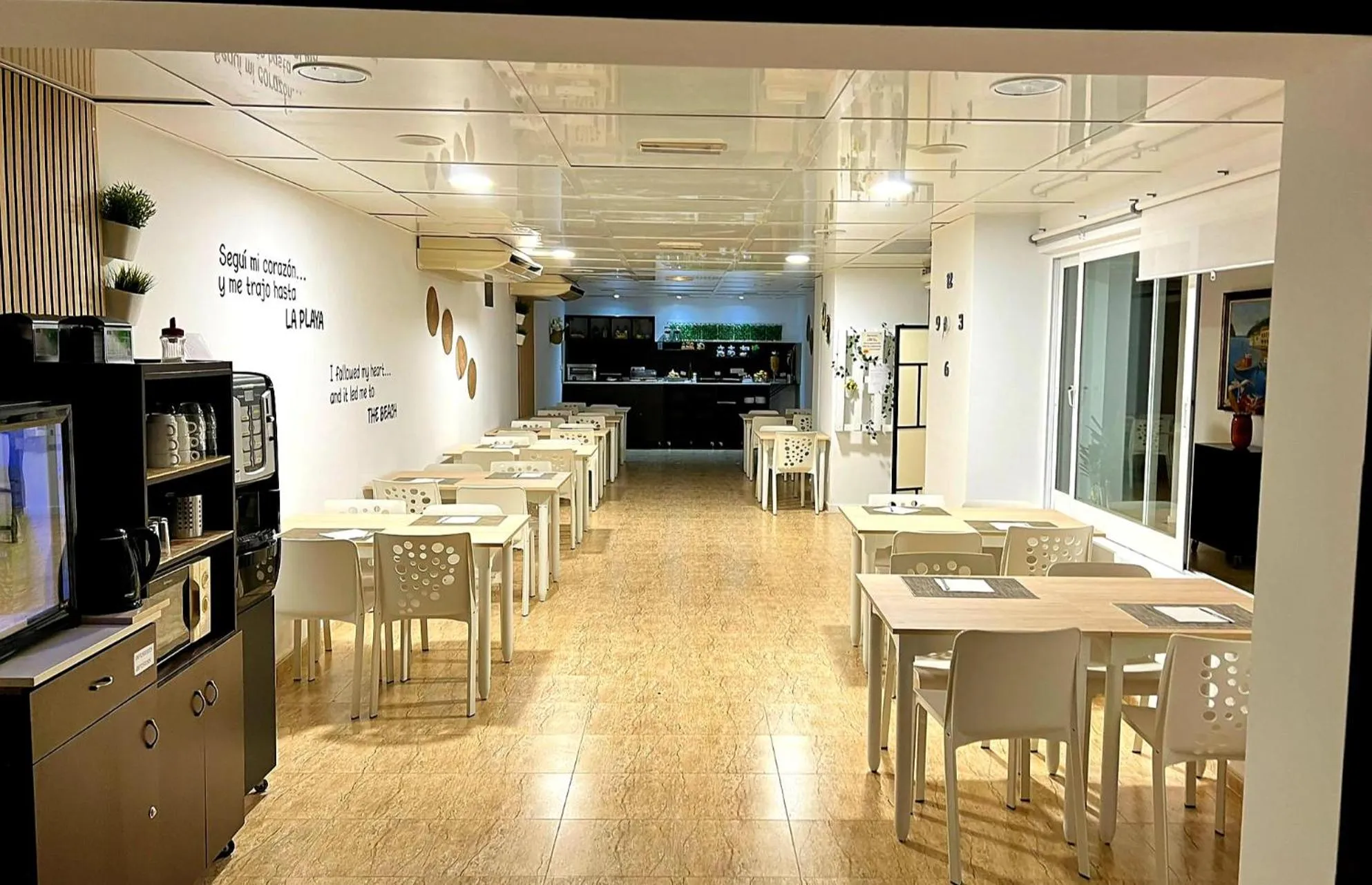 Restaurant/places to eat in Hotel Alaska