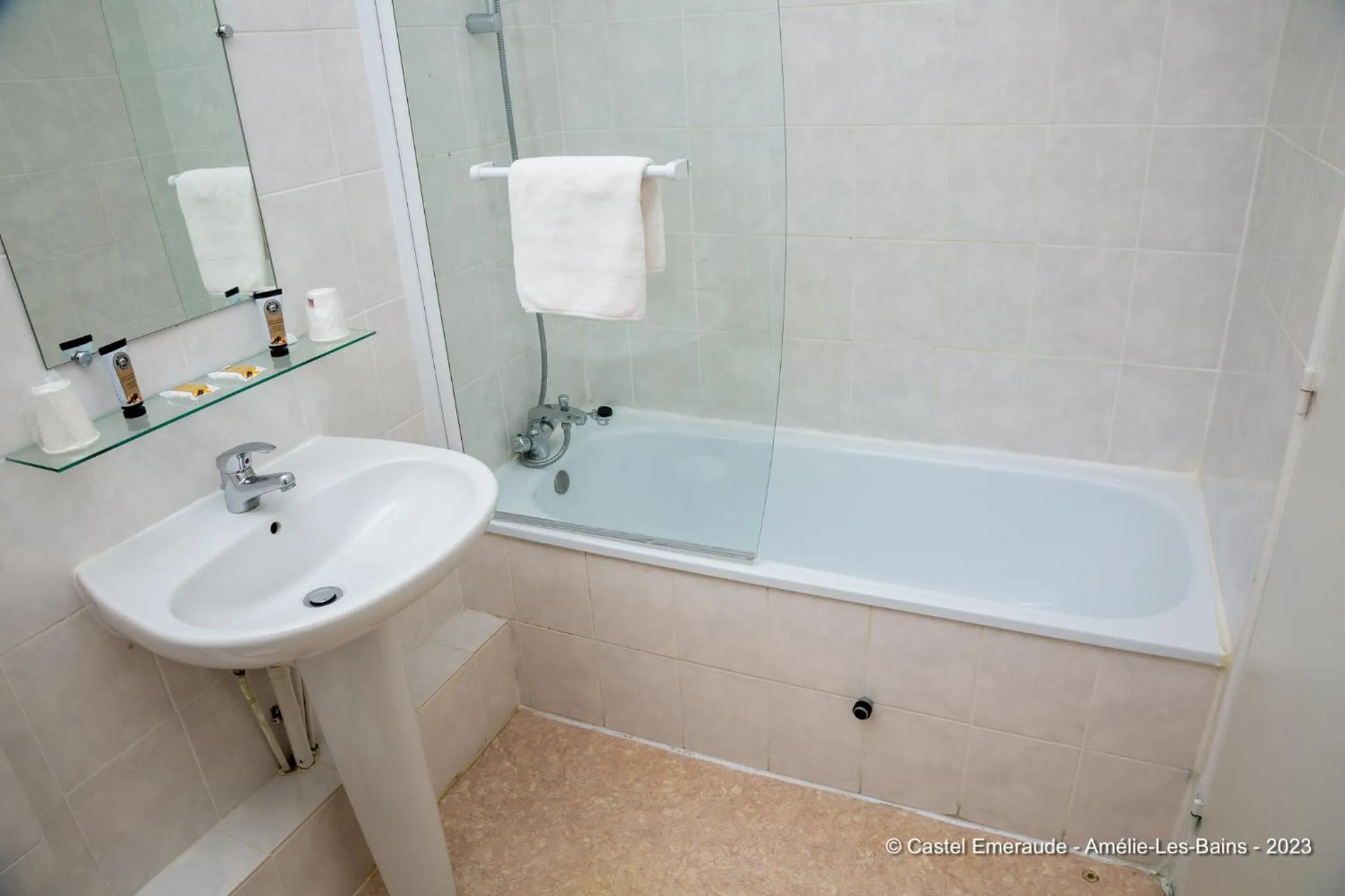Bathroom in Appart'Hotel Castel Emeraude, Charme et Caractère