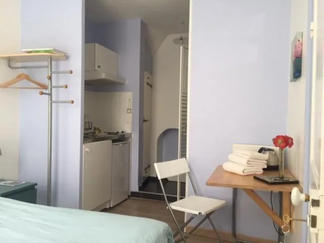 Dining area, Bed in Chambre Saint-Sauveur