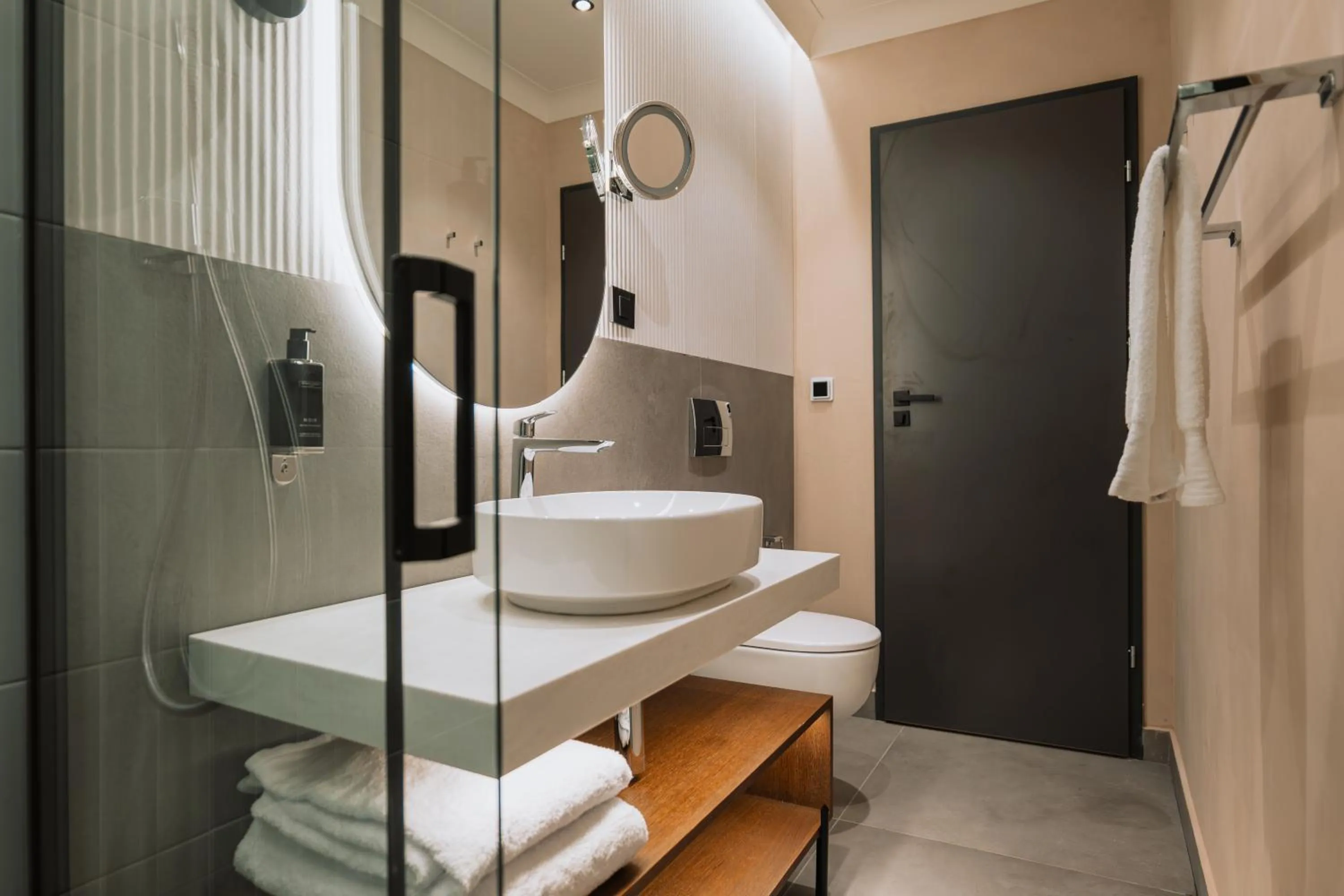 Shower in Hotel Trianon