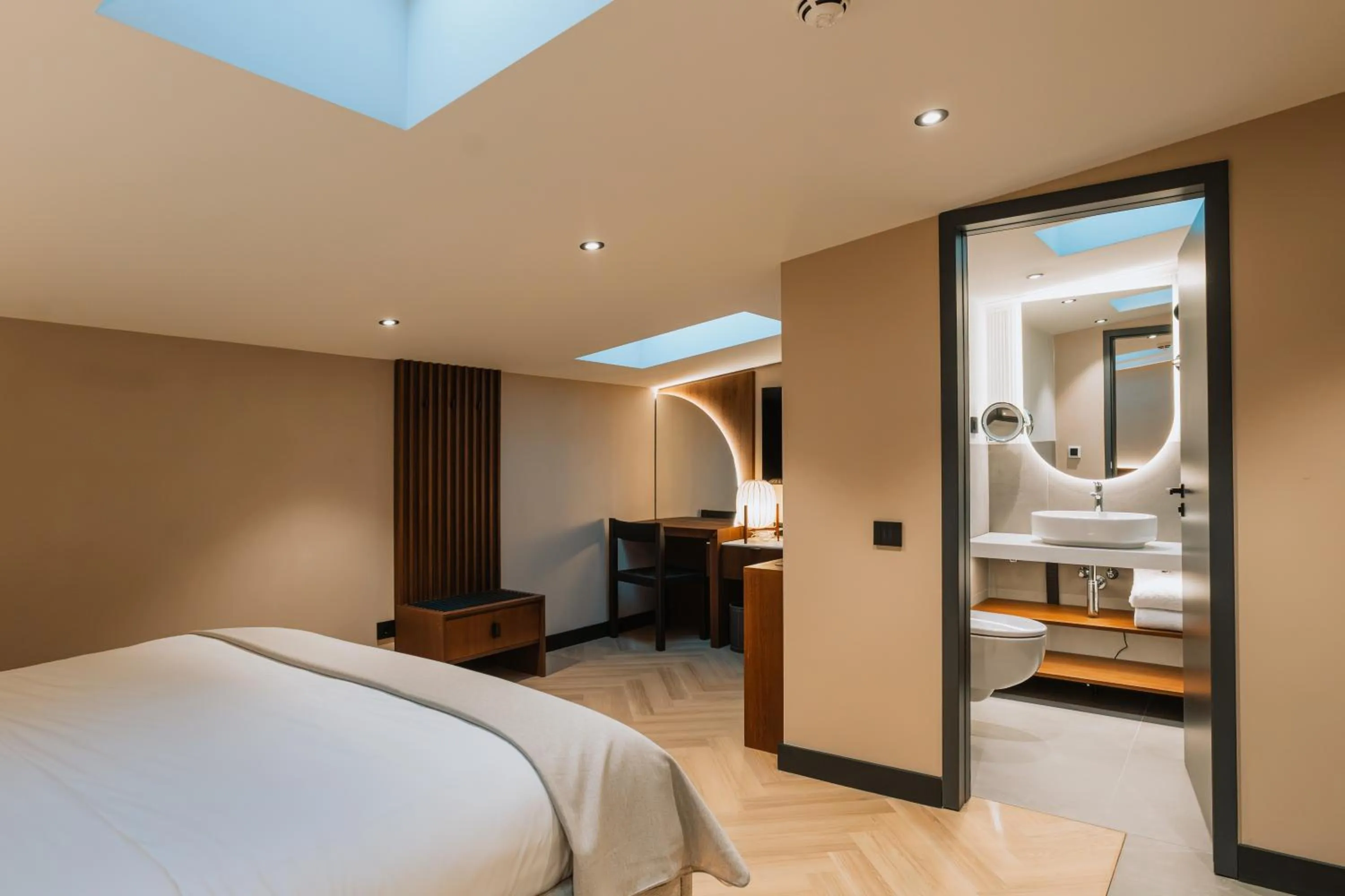 Bathroom, Bed in Hotel Trianon