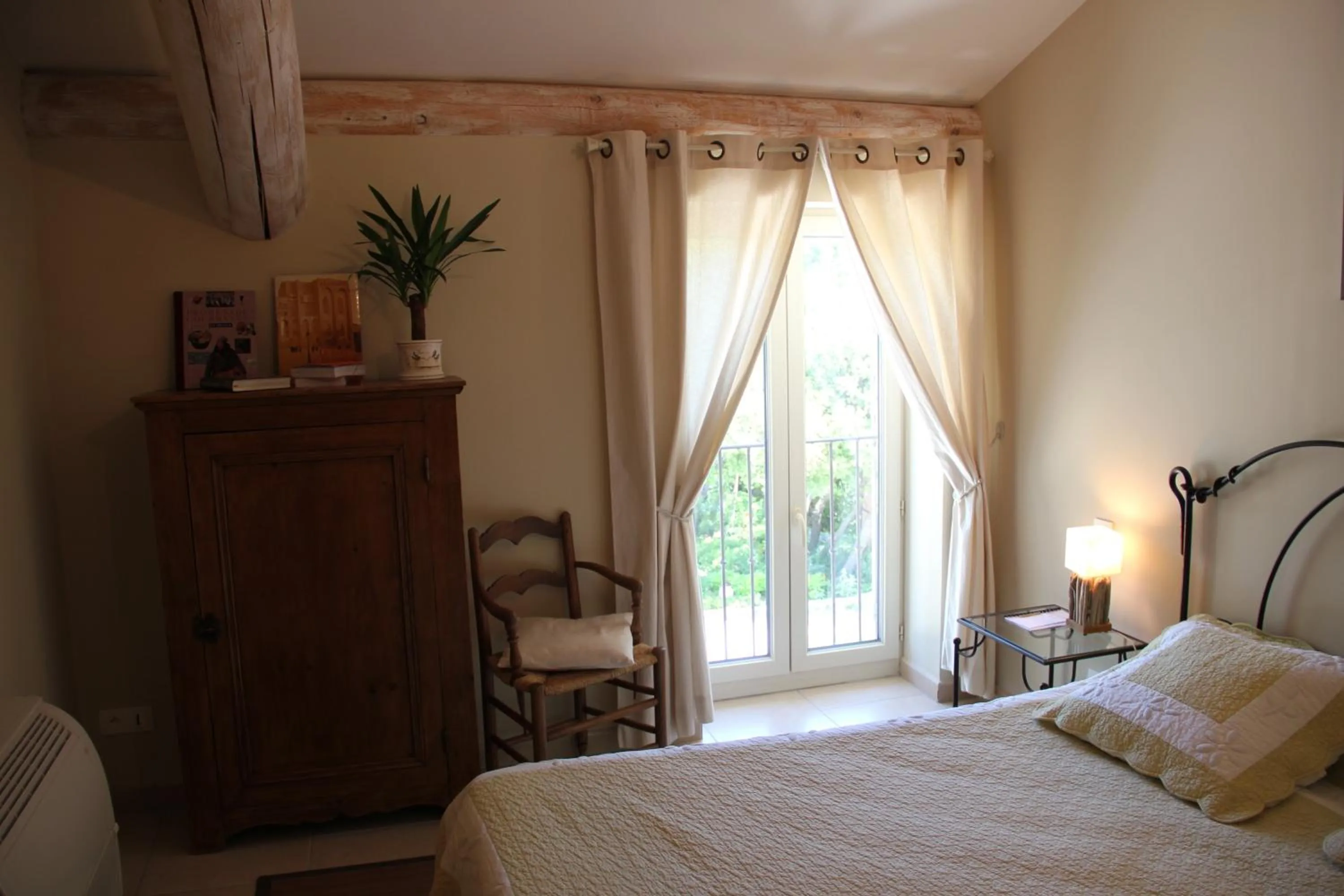 Photo of the whole room, Bed in Maison CHENET - Les Chambres Entre Vigne et Garrigue - Teritoria