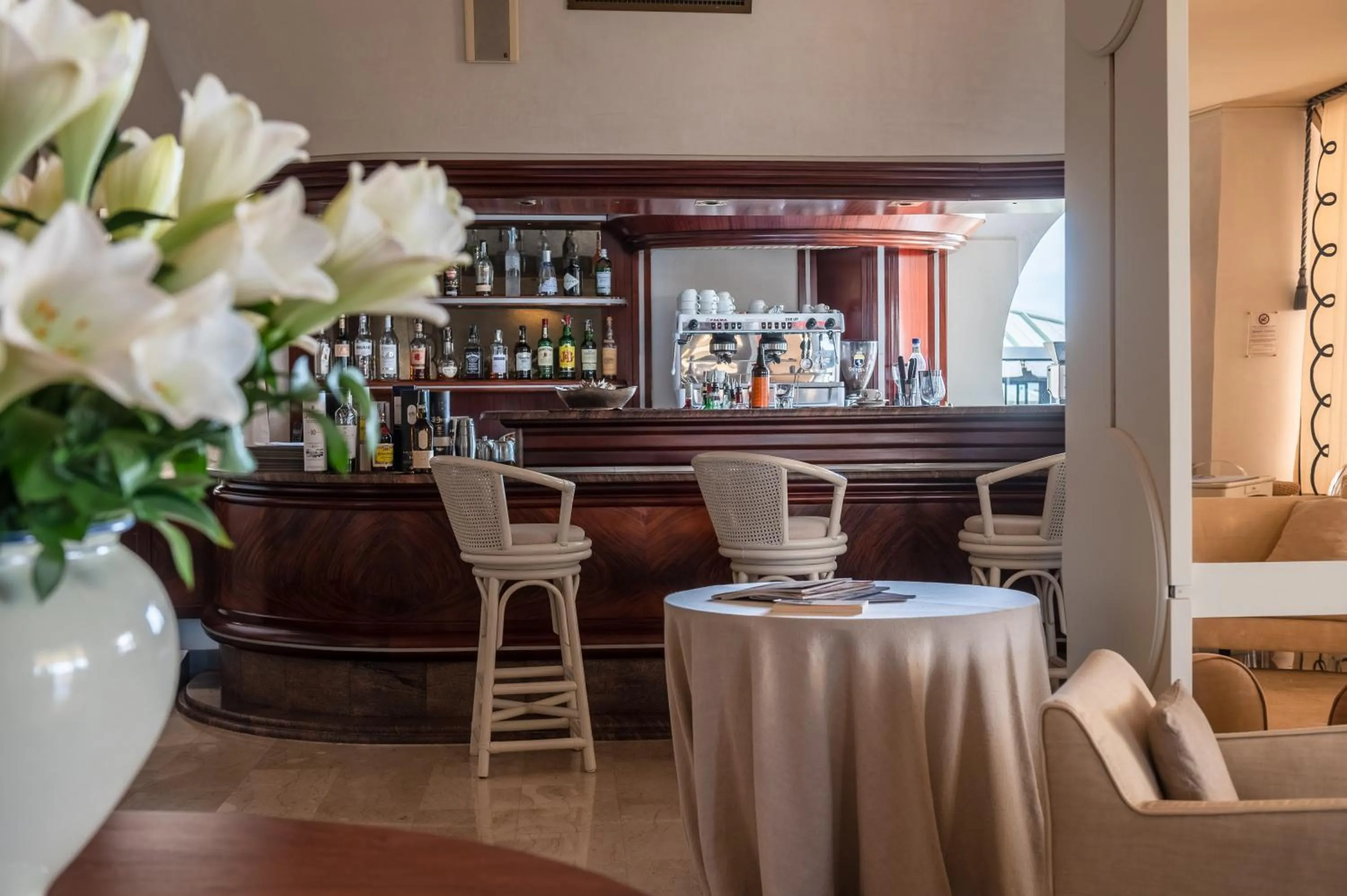 Restaurant/places to eat in Hotel Anthony