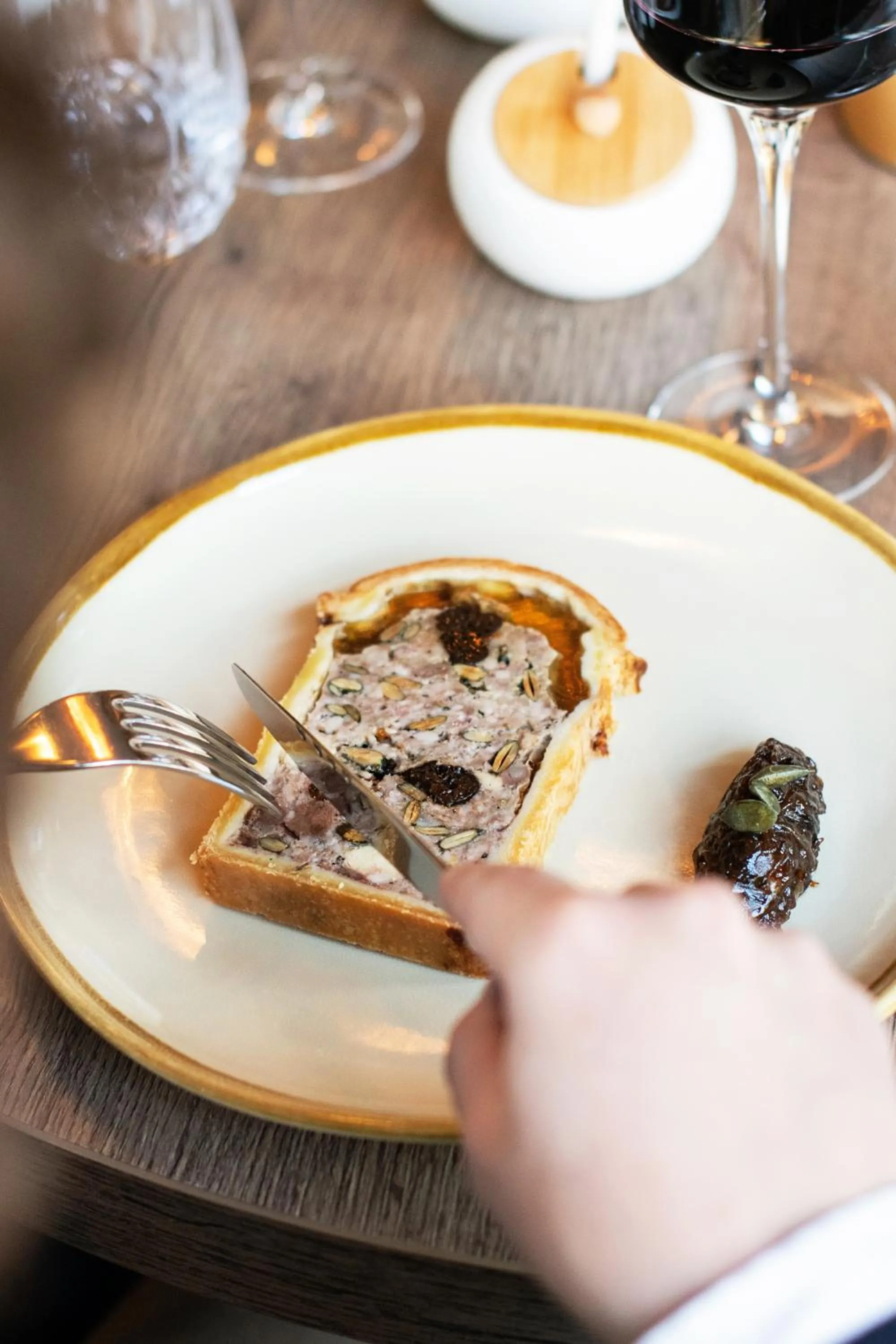 Restaurant/places to eat in Le Boeuf Couronné - Hôtel & Restaurant Chartres- Logis Hotels