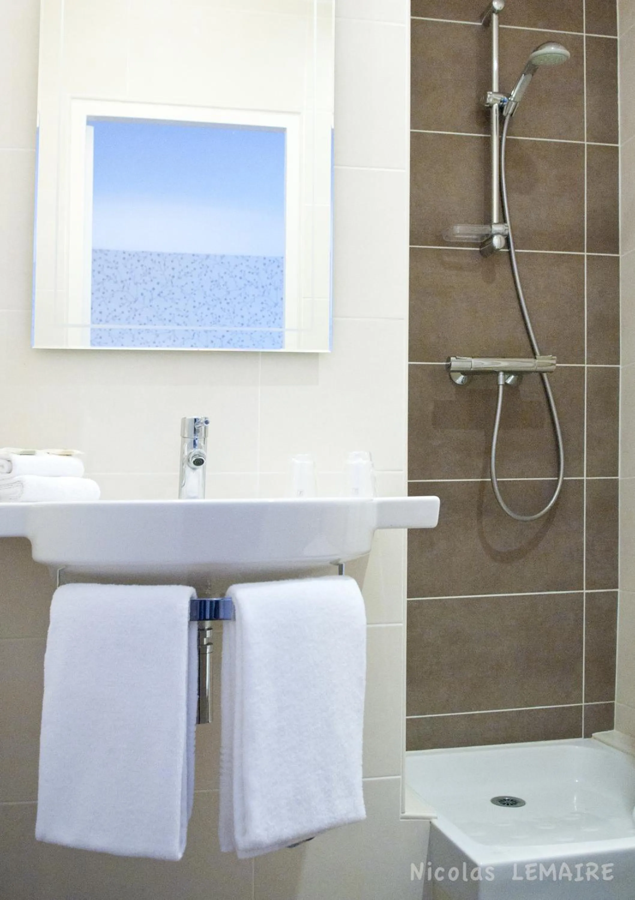 Shower in Le Boeuf Couronné - Hôtel & Restaurant Chartres- Logis Hotels