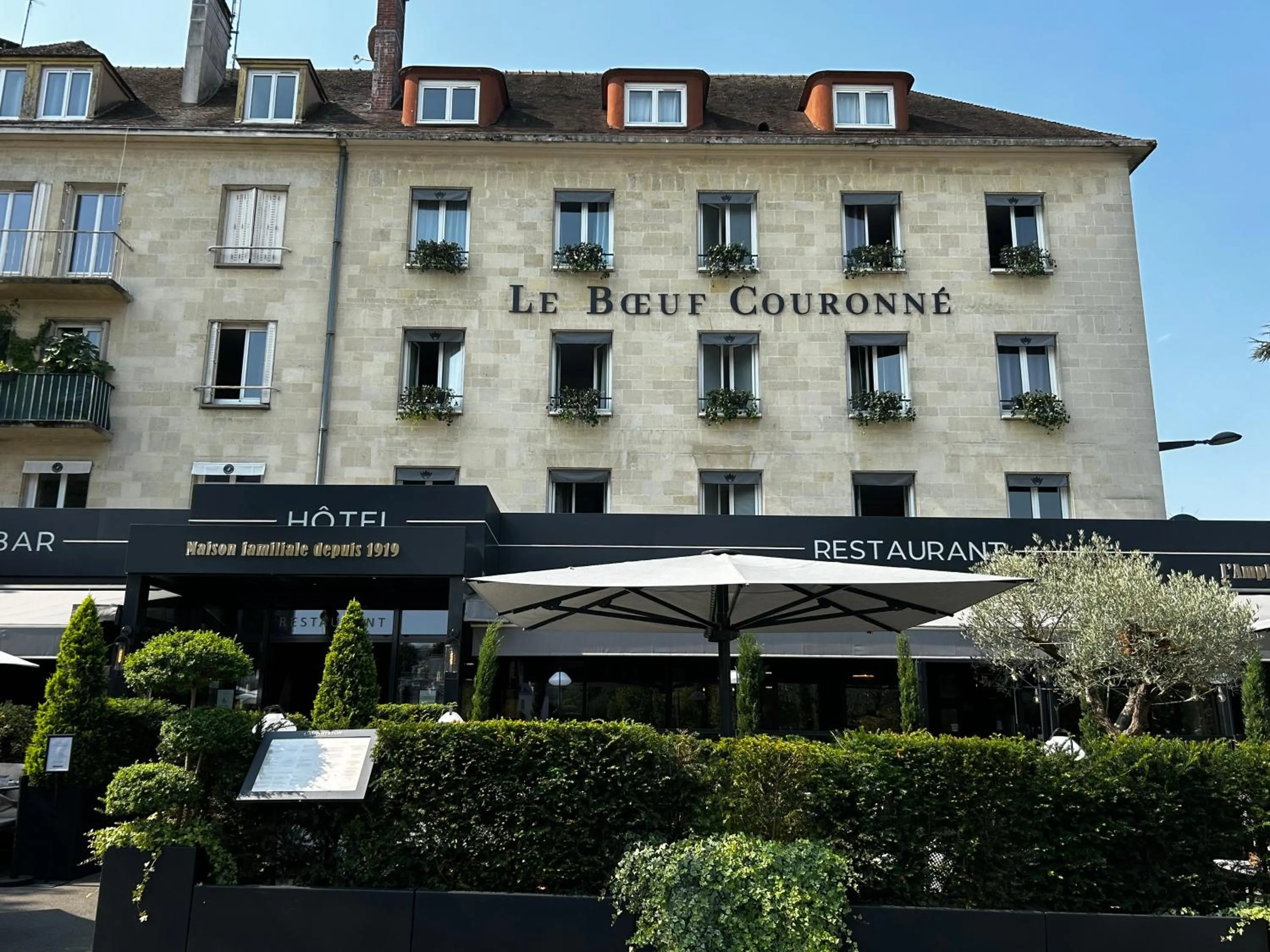 Property building in Le Boeuf Couronné - Hôtel & Restaurant Chartres- Logis Hotels