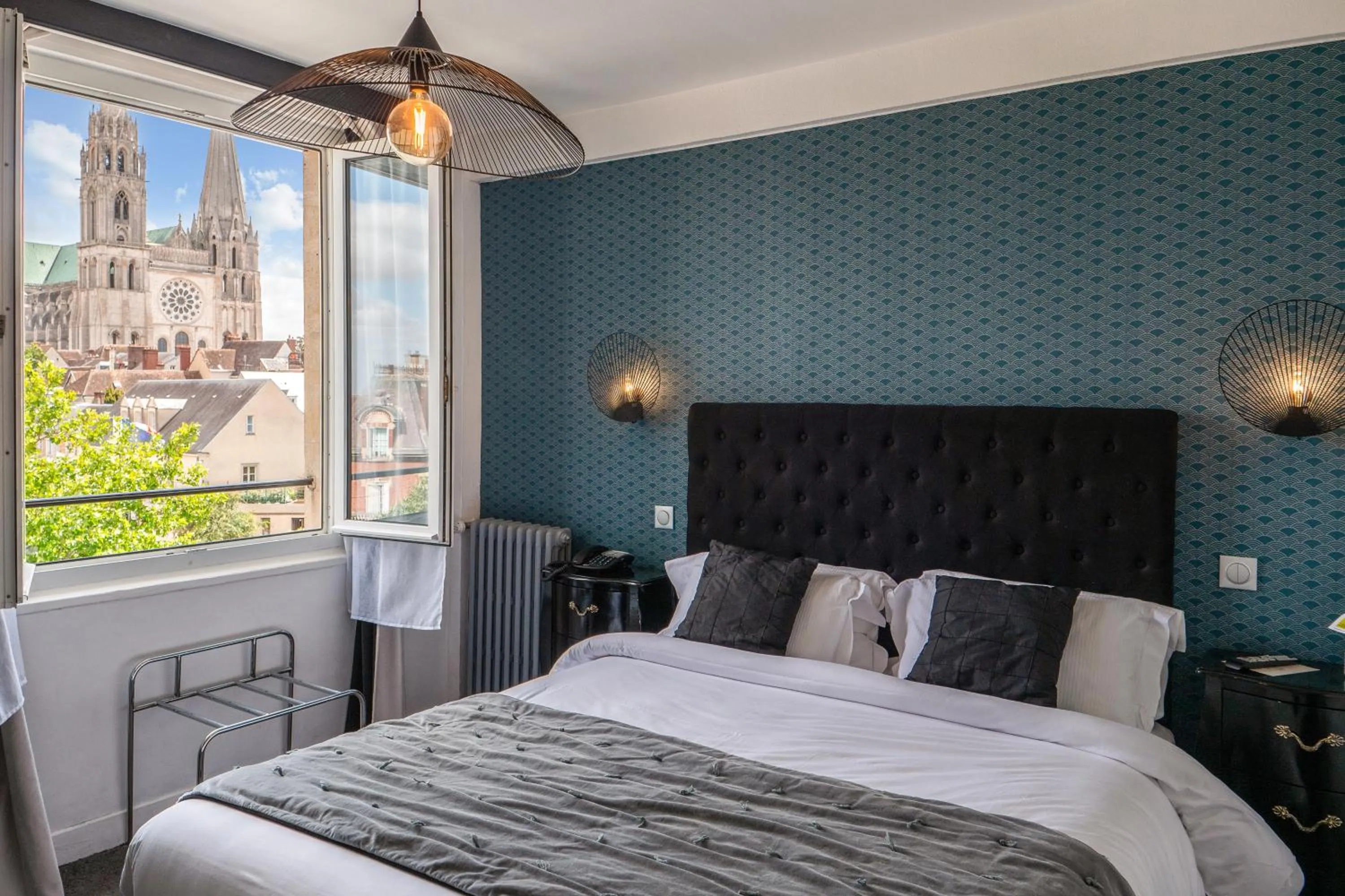 City view, Bed in Le Boeuf Couronné - Hôtel & Restaurant Chartres- Logis Hotels