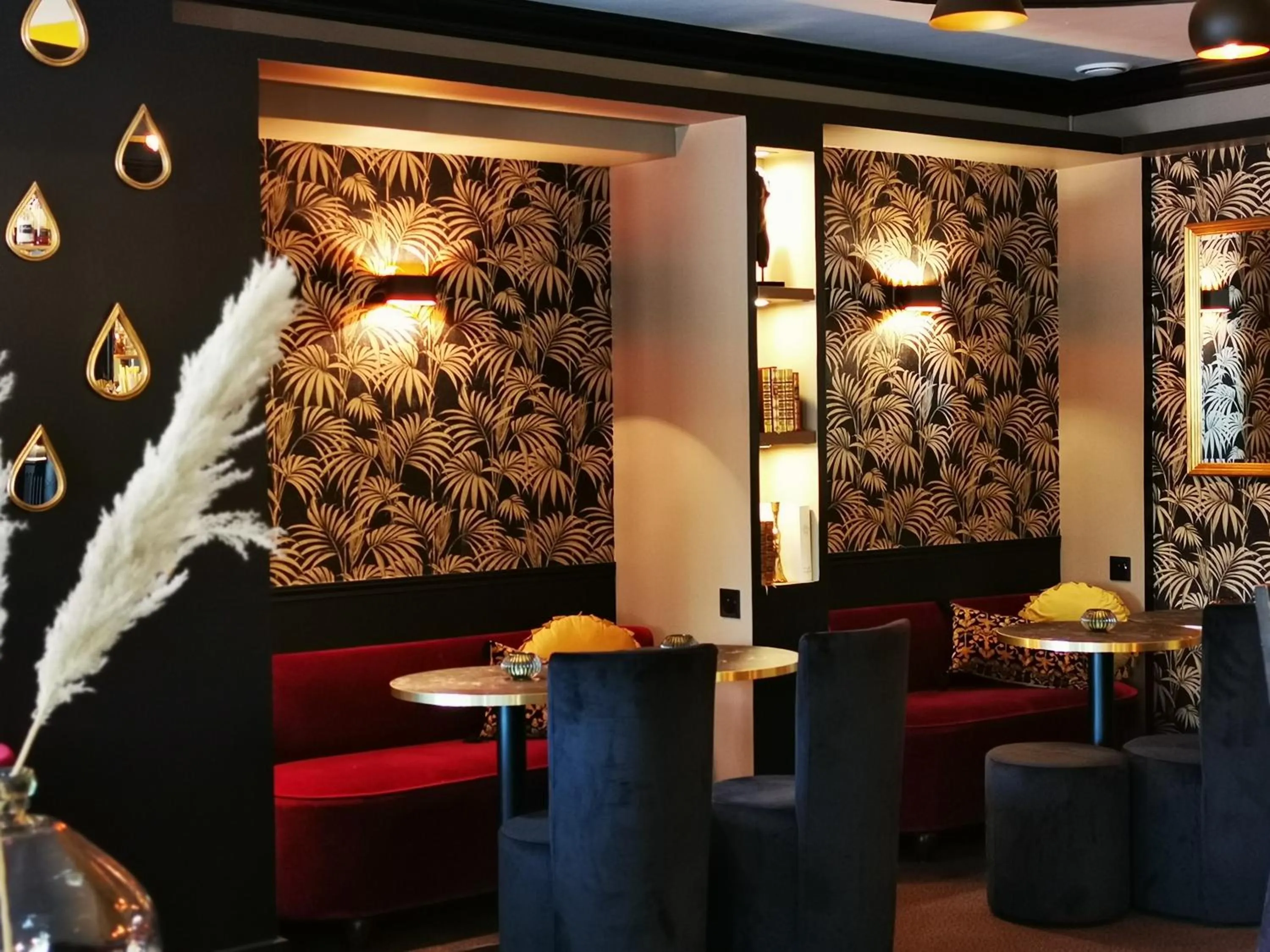 Lounge or bar in Le Boeuf Couronné - Hôtel & Restaurant Chartres- Logis Hotels