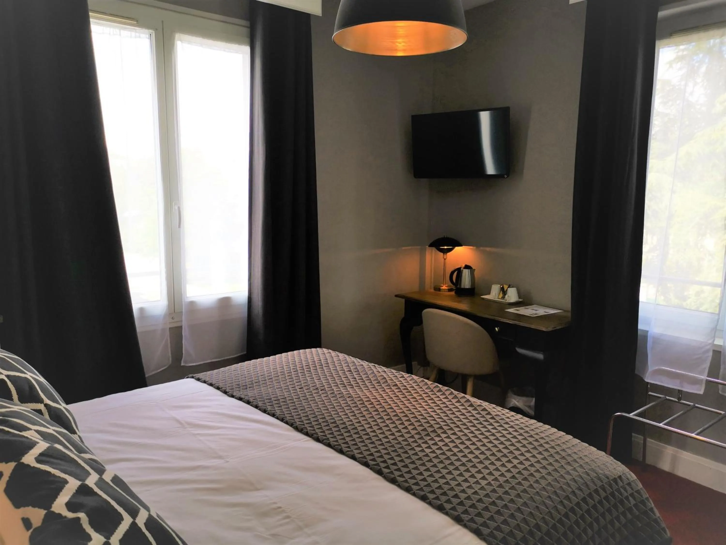 Photo of the whole room, Bed in Le Boeuf Couronné - Hôtel & Restaurant Chartres- Logis Hotels