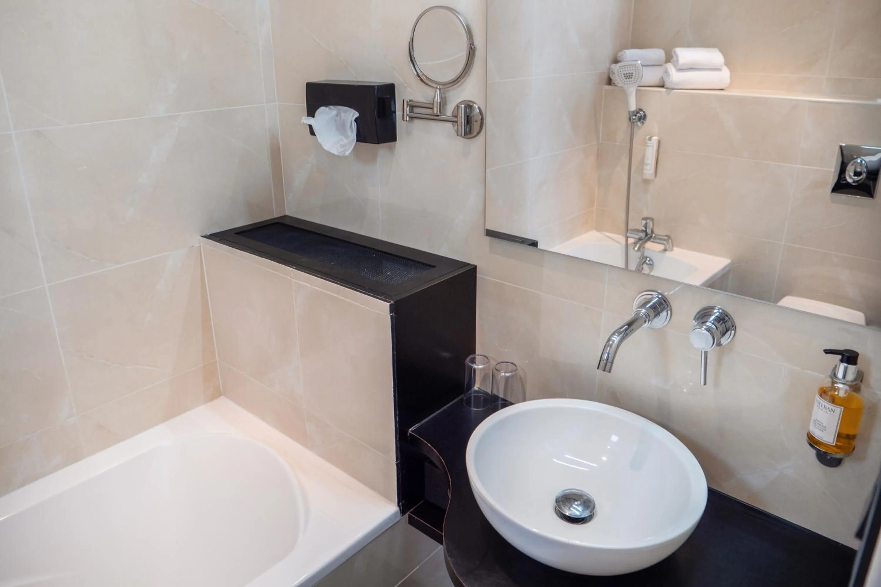 Bathroom in Le Boeuf Couronné - Hôtel & Restaurant Chartres- Logis Hotels