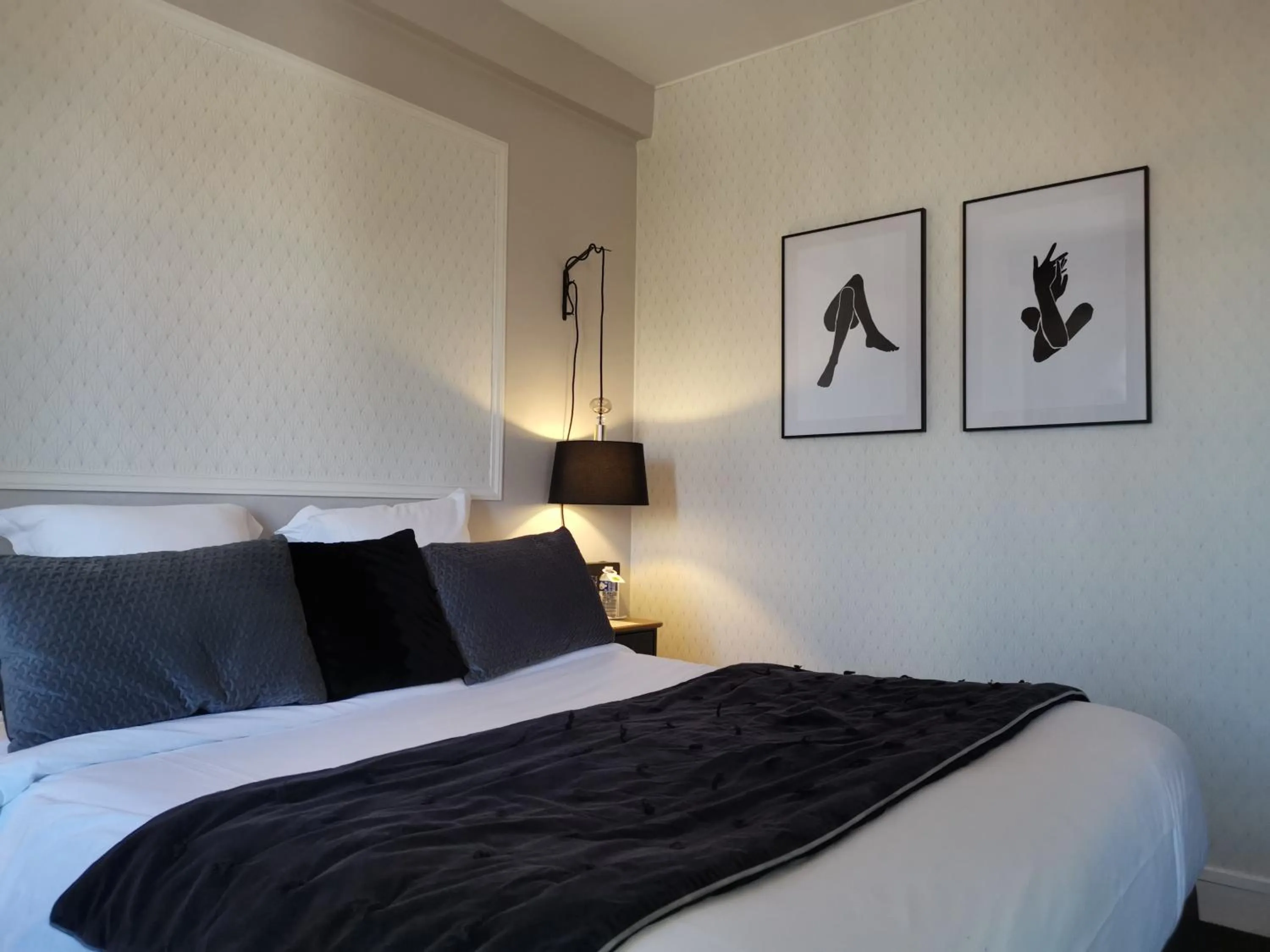 Bedroom, Bed in Le Boeuf Couronné - Hôtel & Restaurant Chartres- Logis Hotels