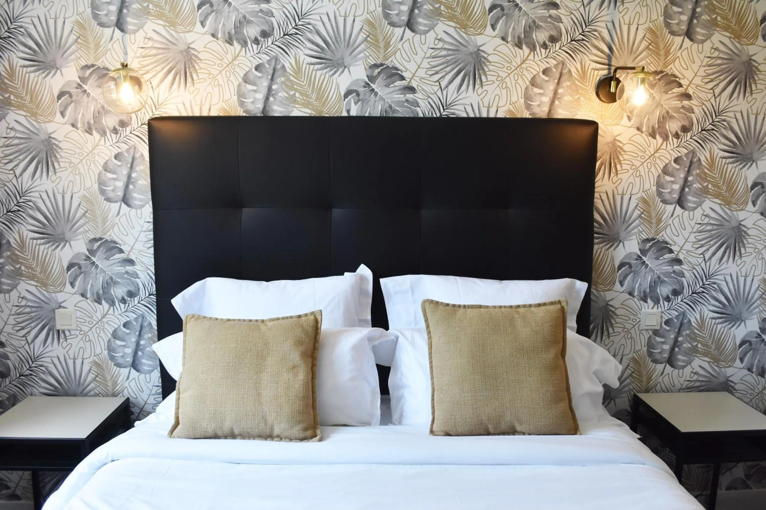 Bedroom, Bed in Le Boeuf Couronné - Hôtel & Restaurant Chartres- Logis Hotels