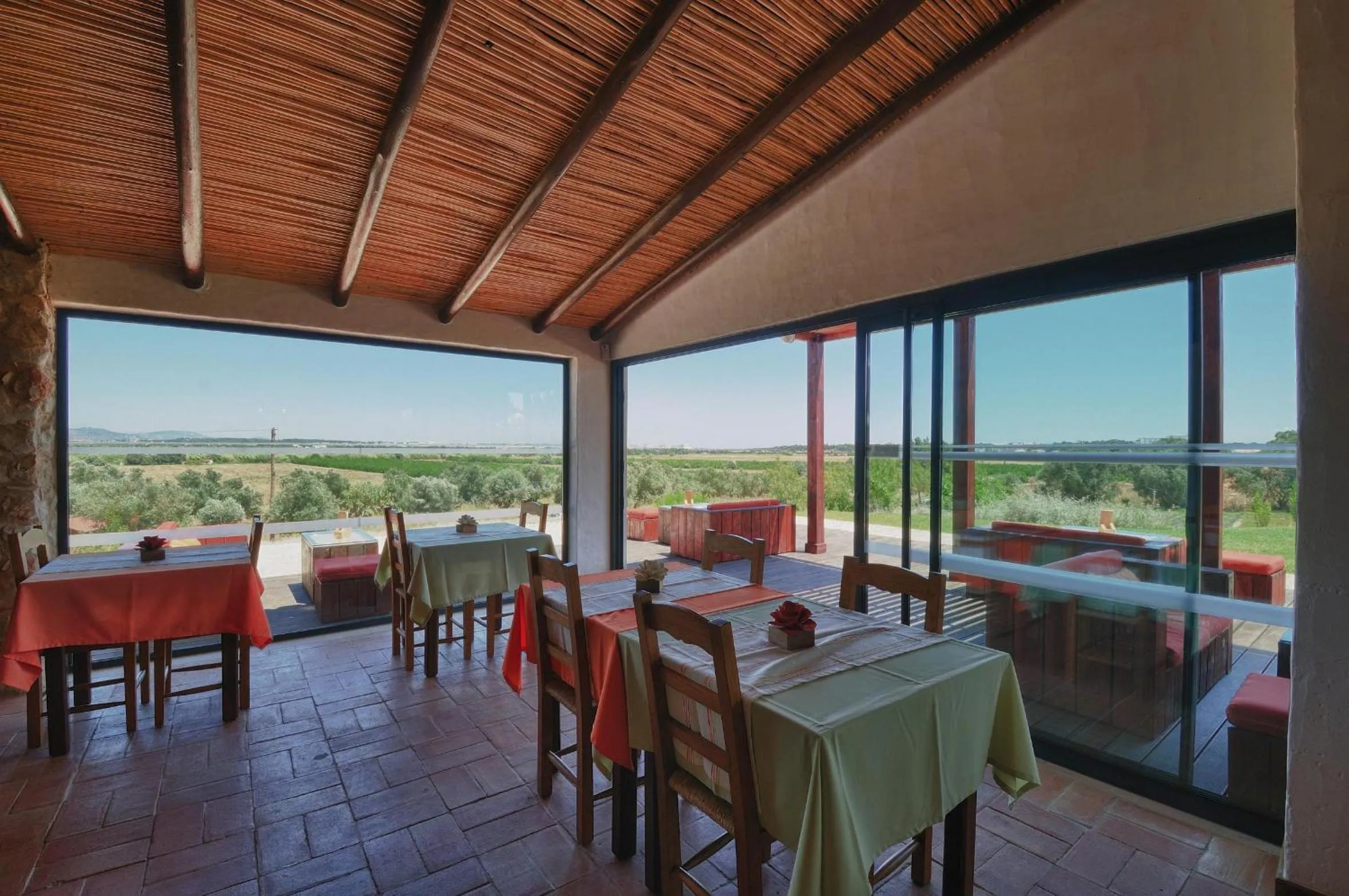 Restaurant/places to eat in Quinta Do Mel