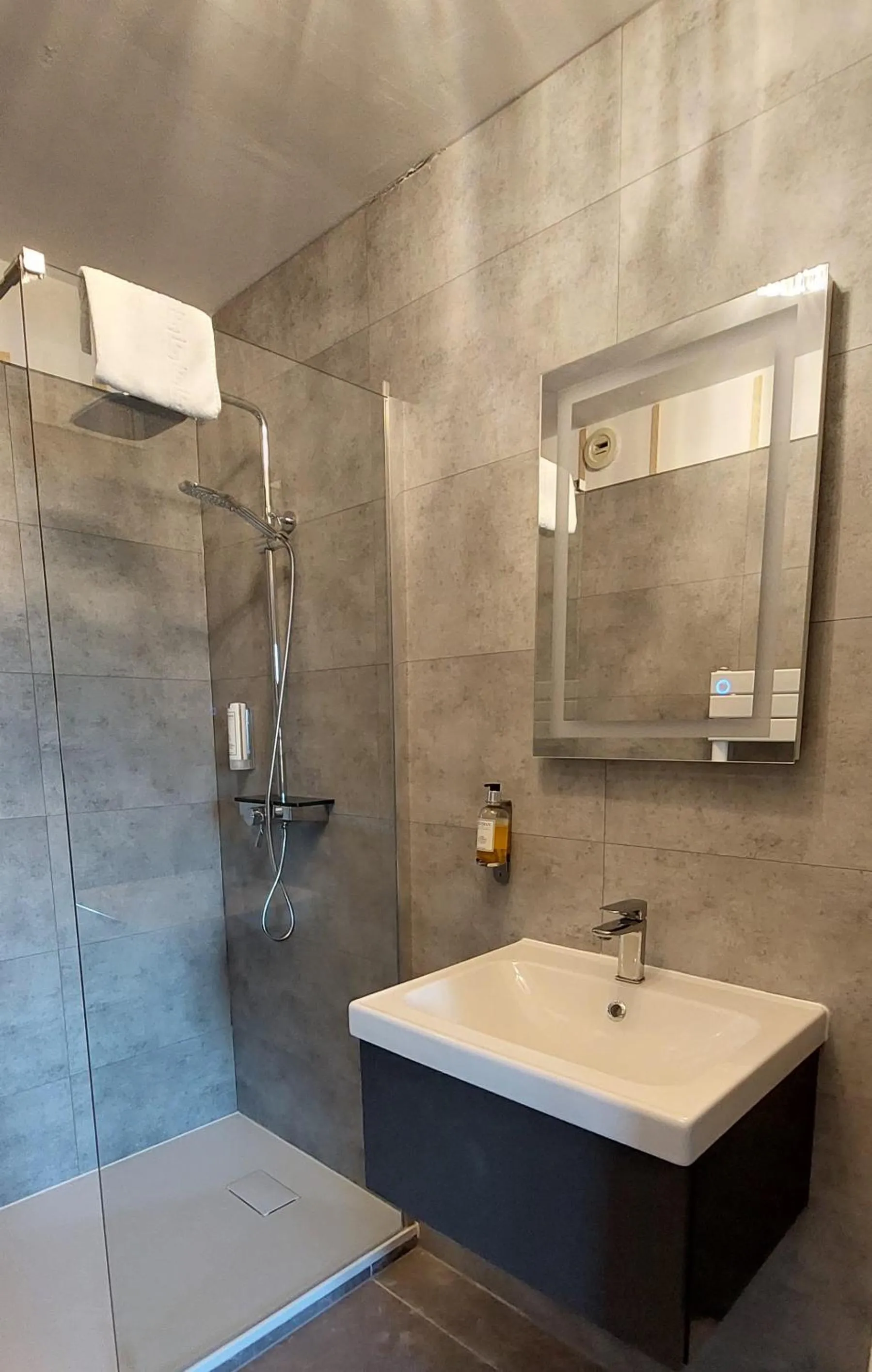 Shower in Logis Le Prieuré