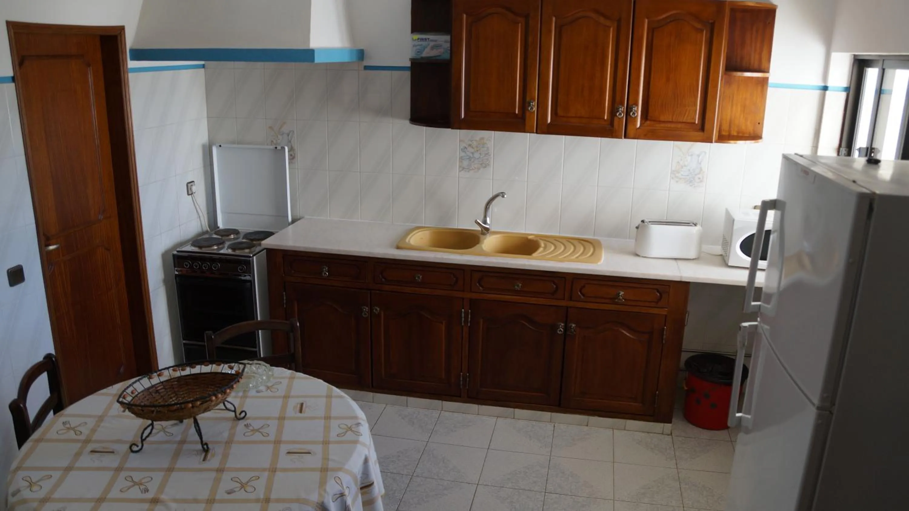 Kitchen or kitchenette, Bed in Apartamentos e Quartos Atalaia