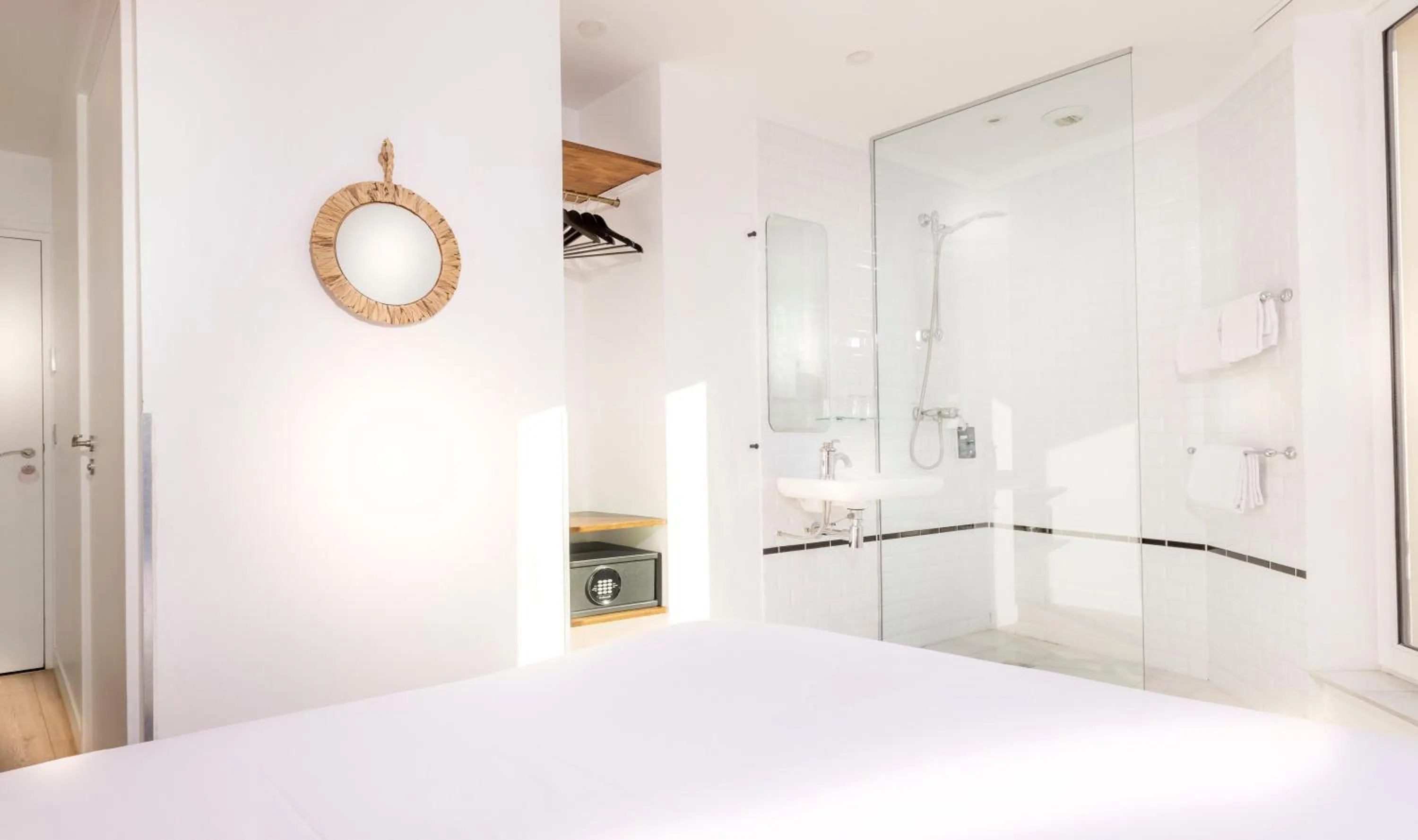 Shower in Hôtel Emile Le Marais