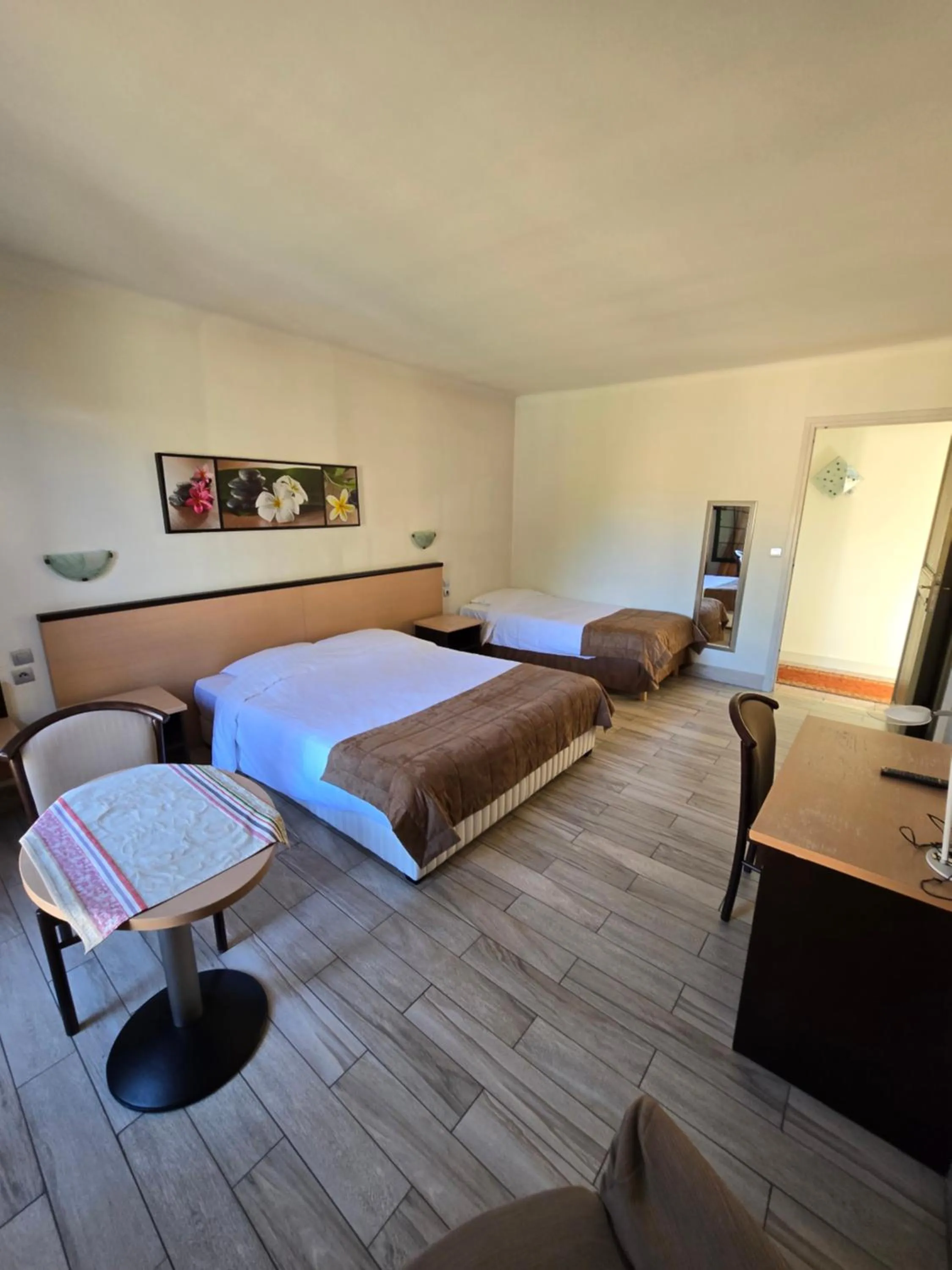 Photo of the whole room, Bed in Auberge les Aromes