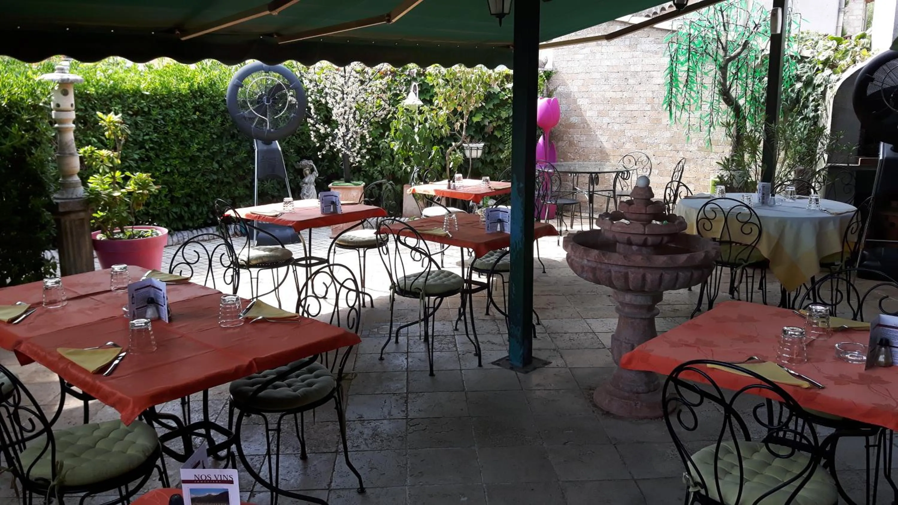 Patio in Auberge les Aromes