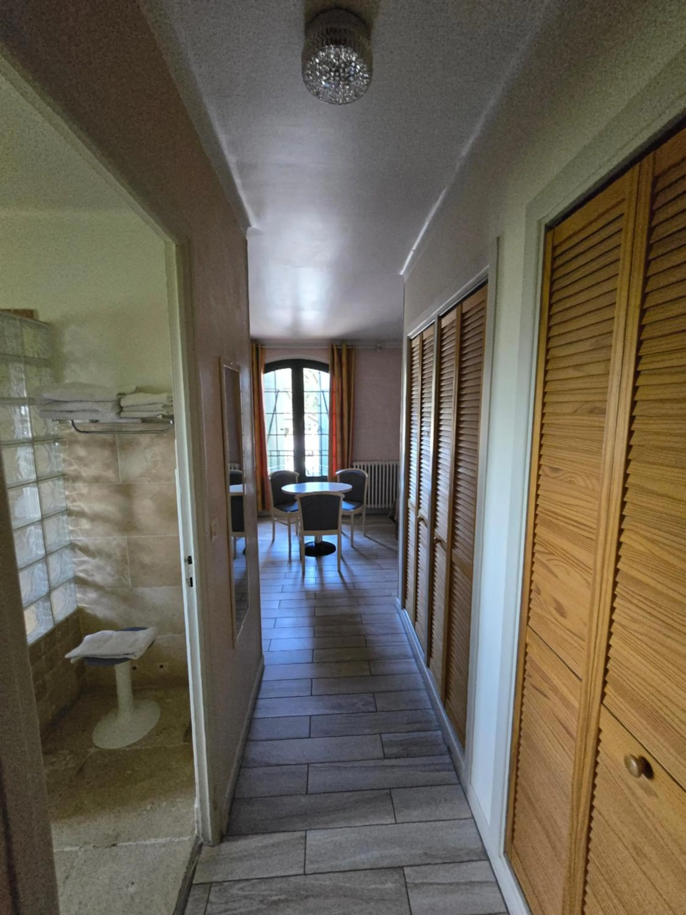 Photo of the whole room in Auberge les Aromes