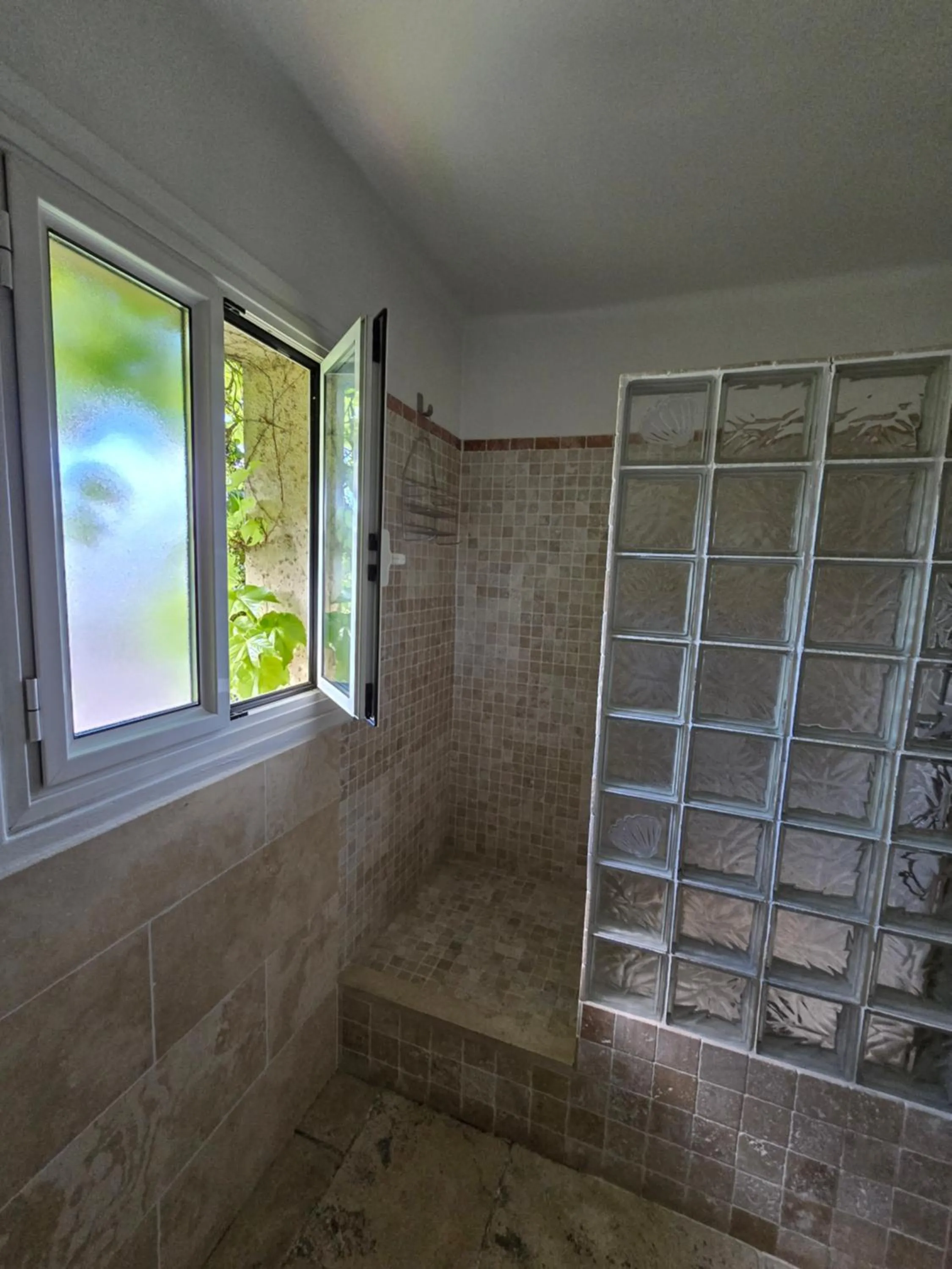 Bathroom in Auberge les Aromes