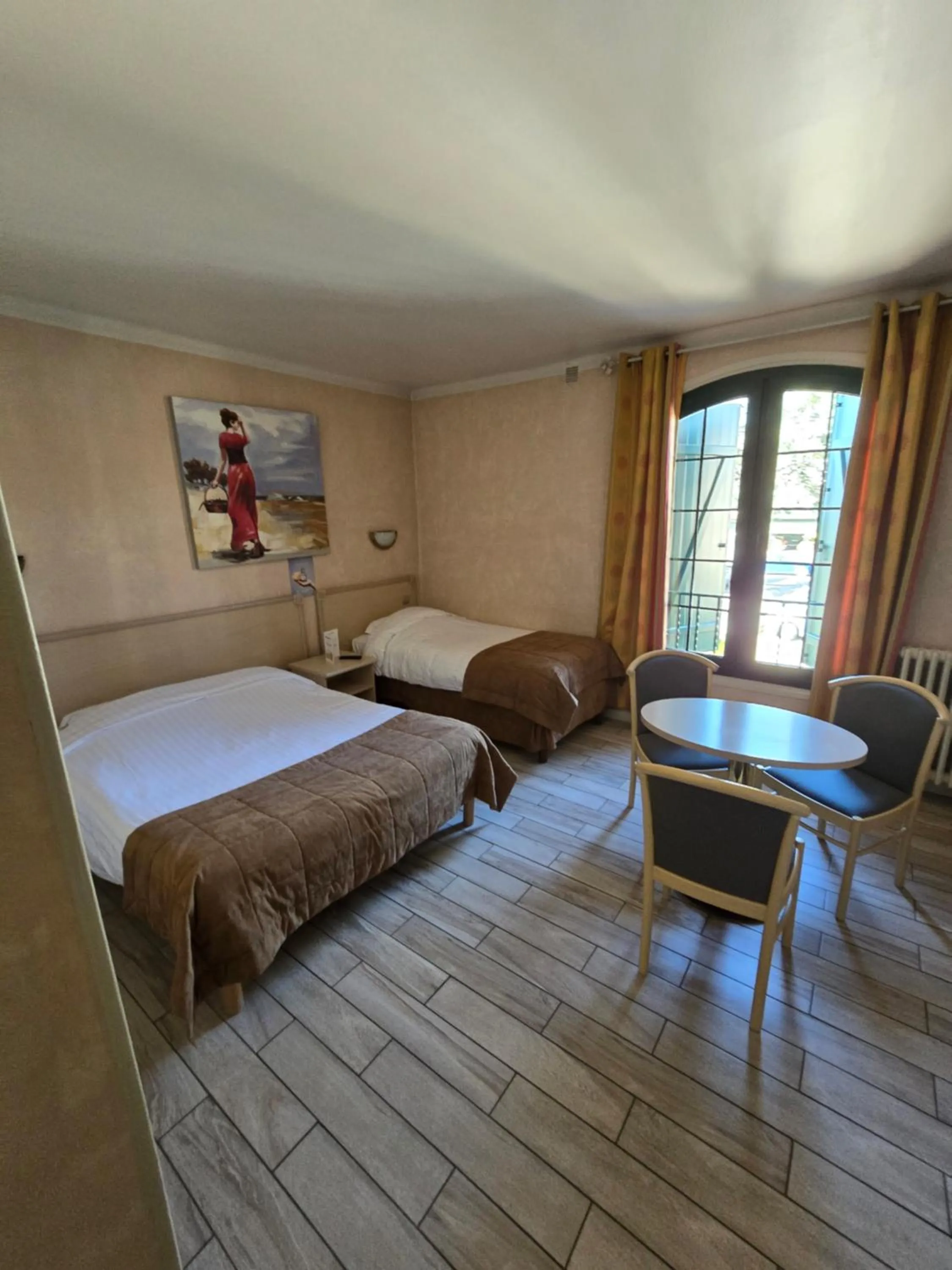 Photo of the whole room, Bed in Auberge les Aromes