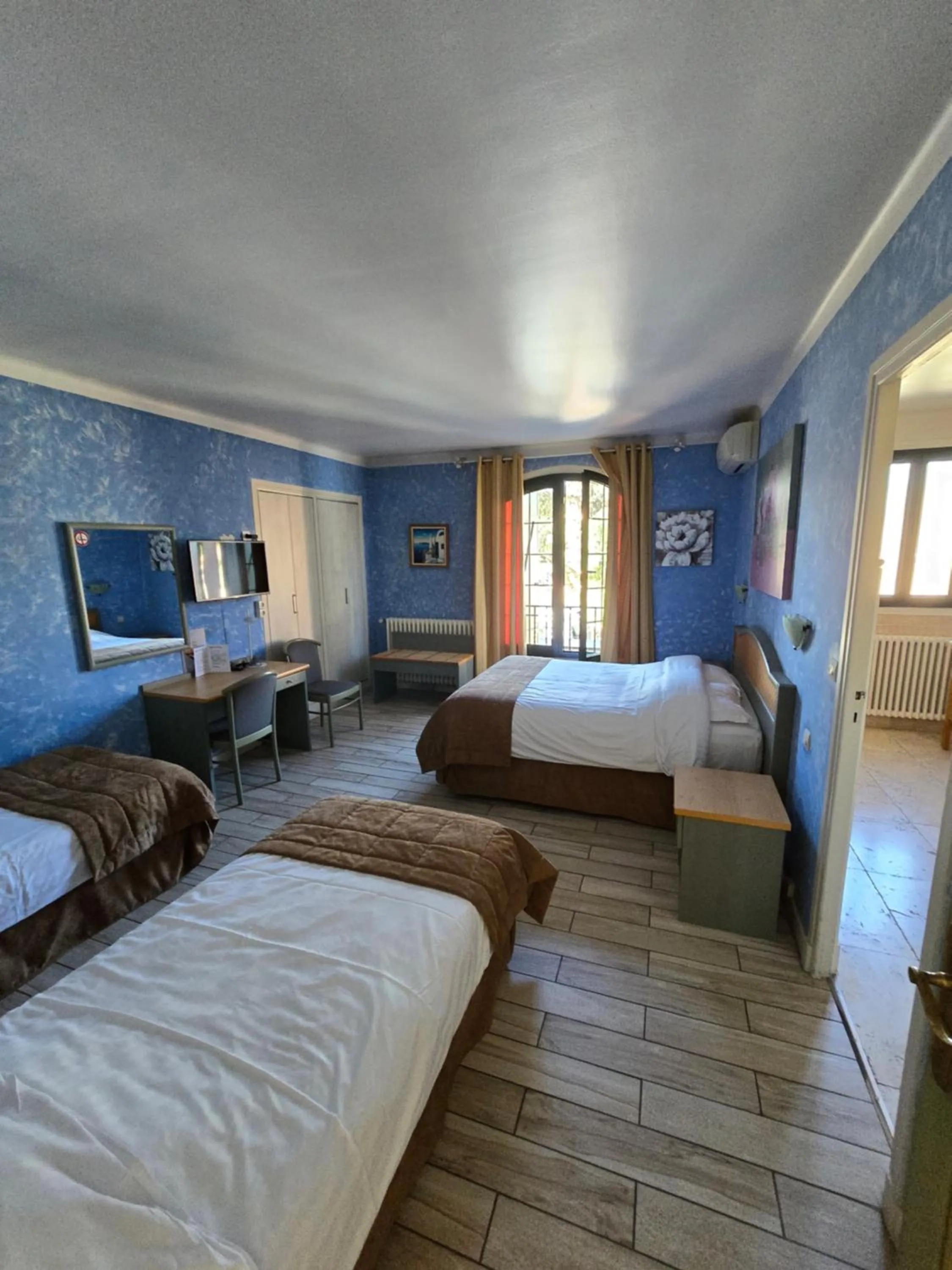 Photo of the whole room, Bed in Auberge les Aromes