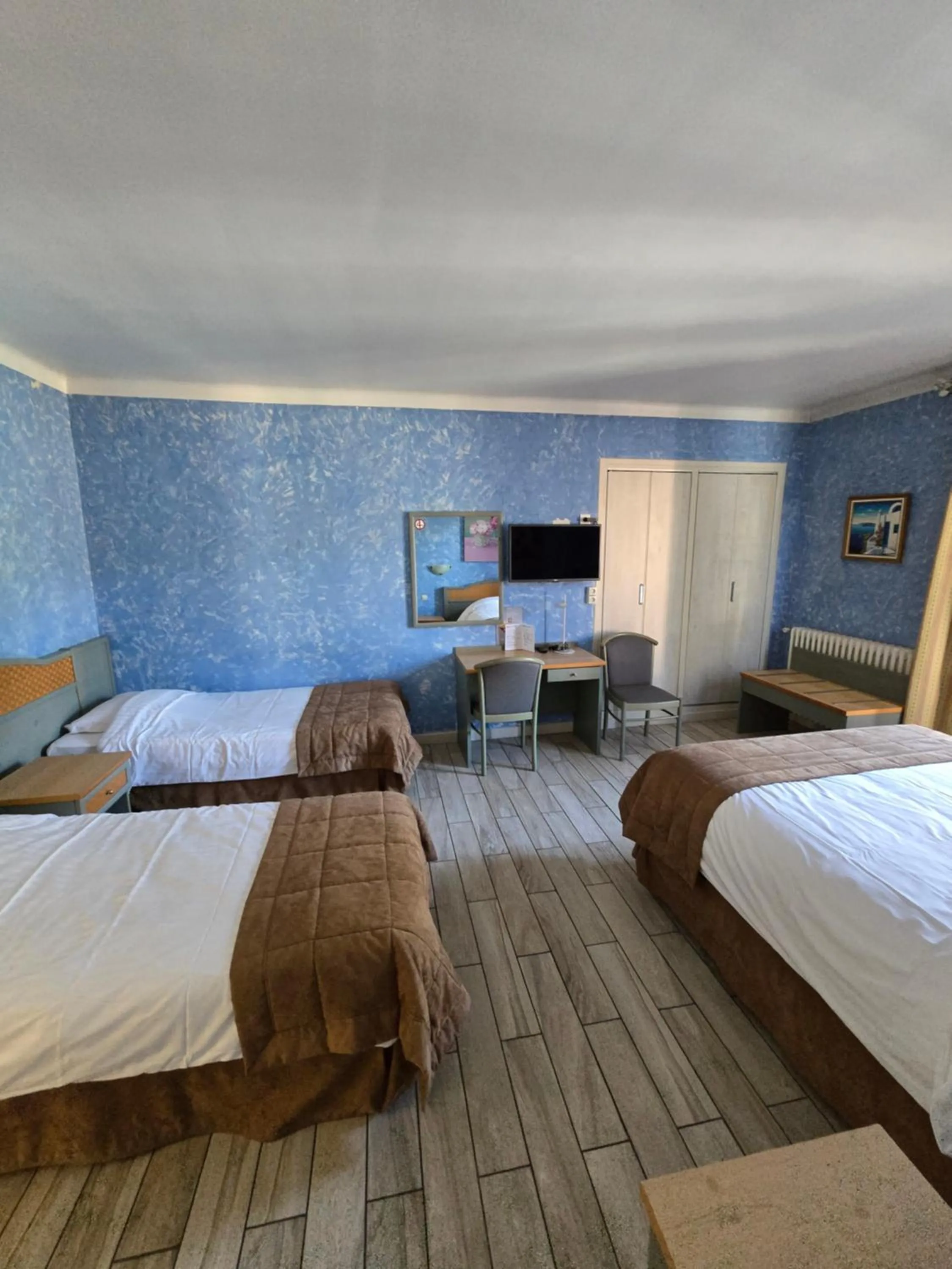 Photo of the whole room, Bed in Auberge les Aromes