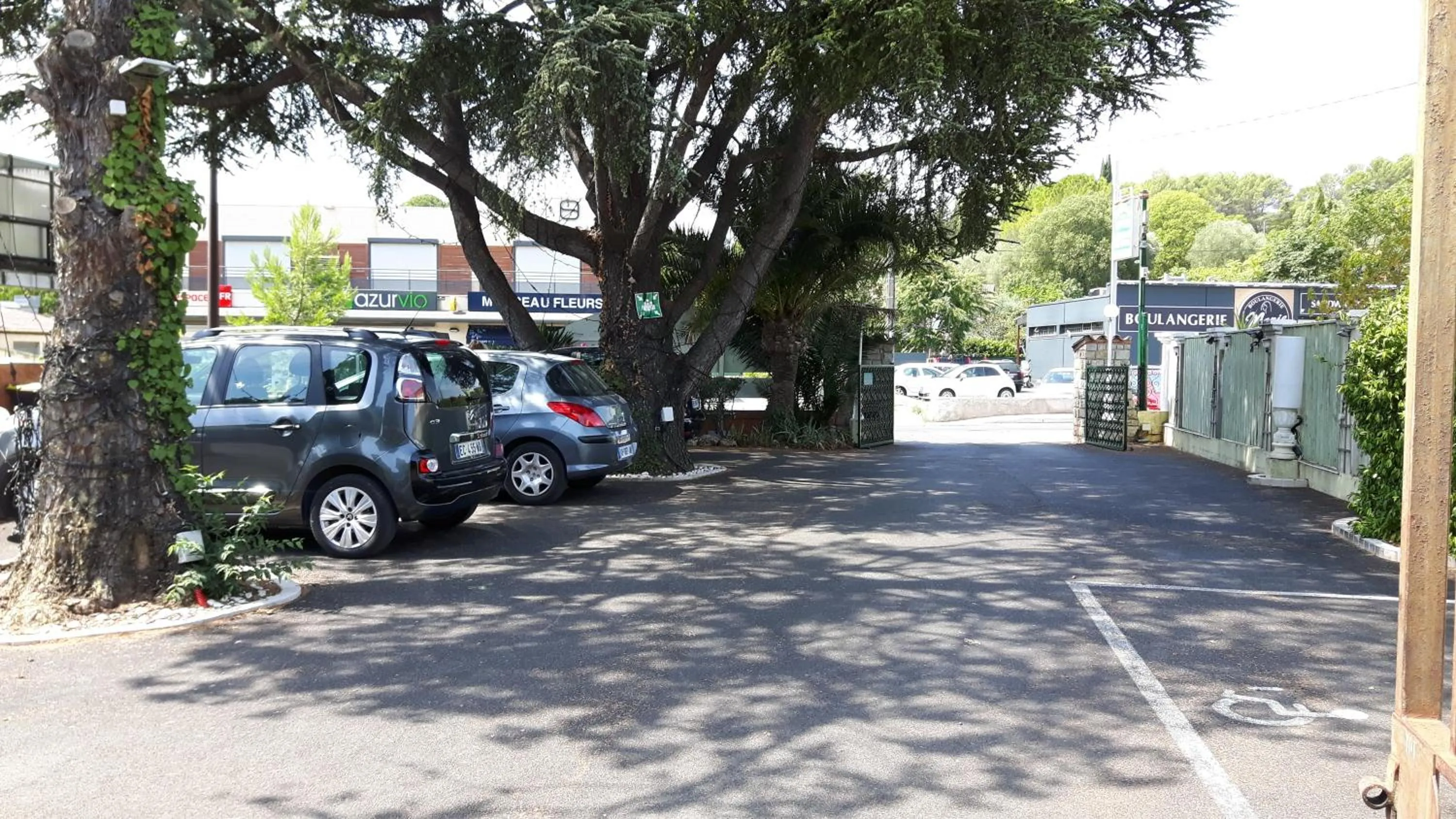 Parking in Auberge les Aromes