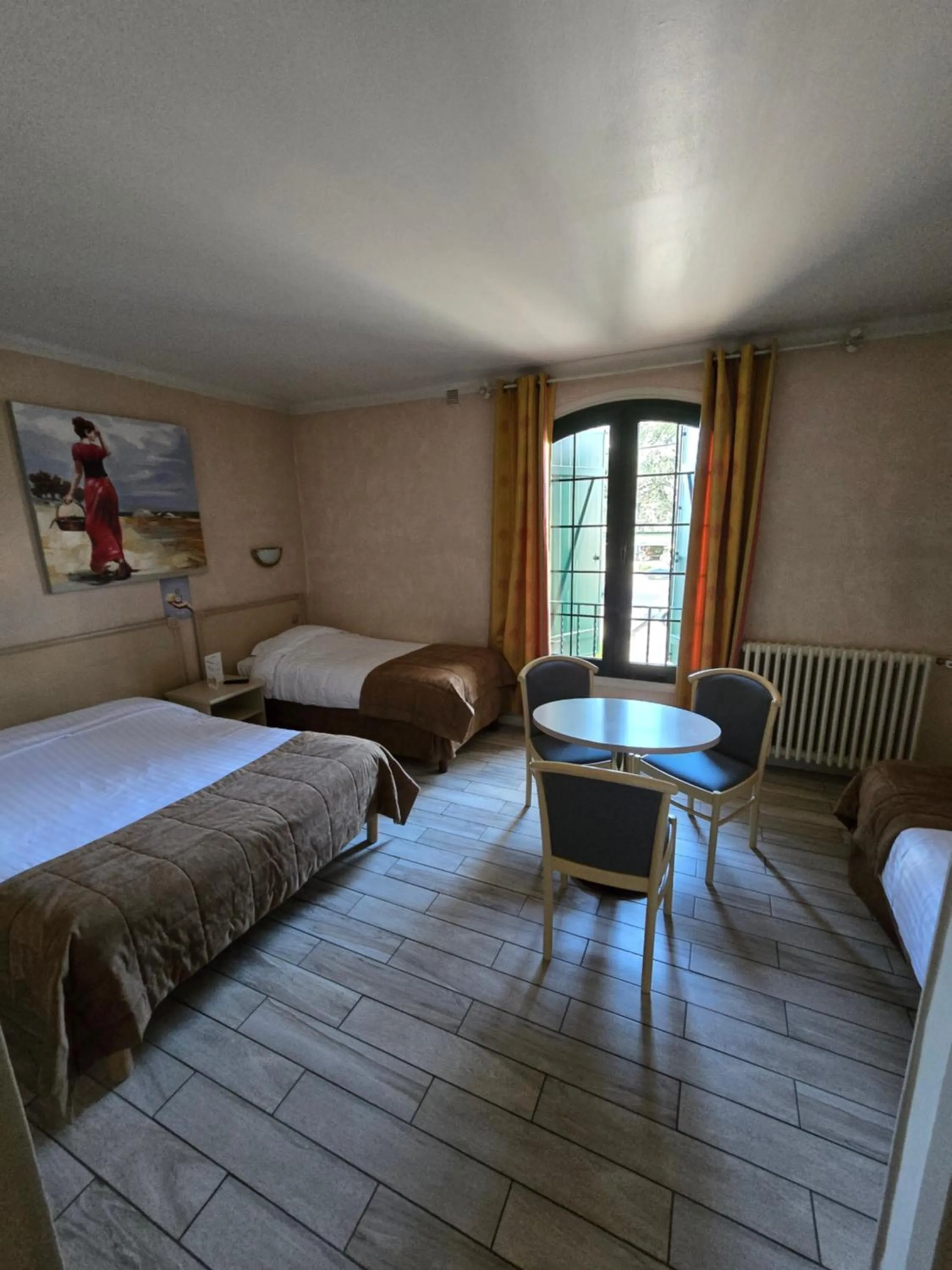 Photo of the whole room, Bed in Auberge les Aromes