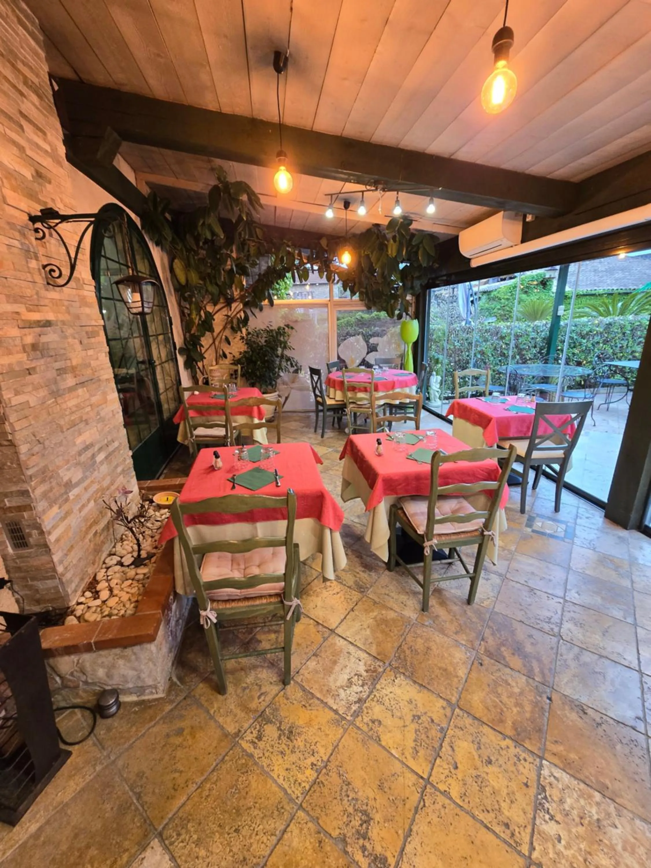 Restaurant/places to eat in Auberge les Aromes
