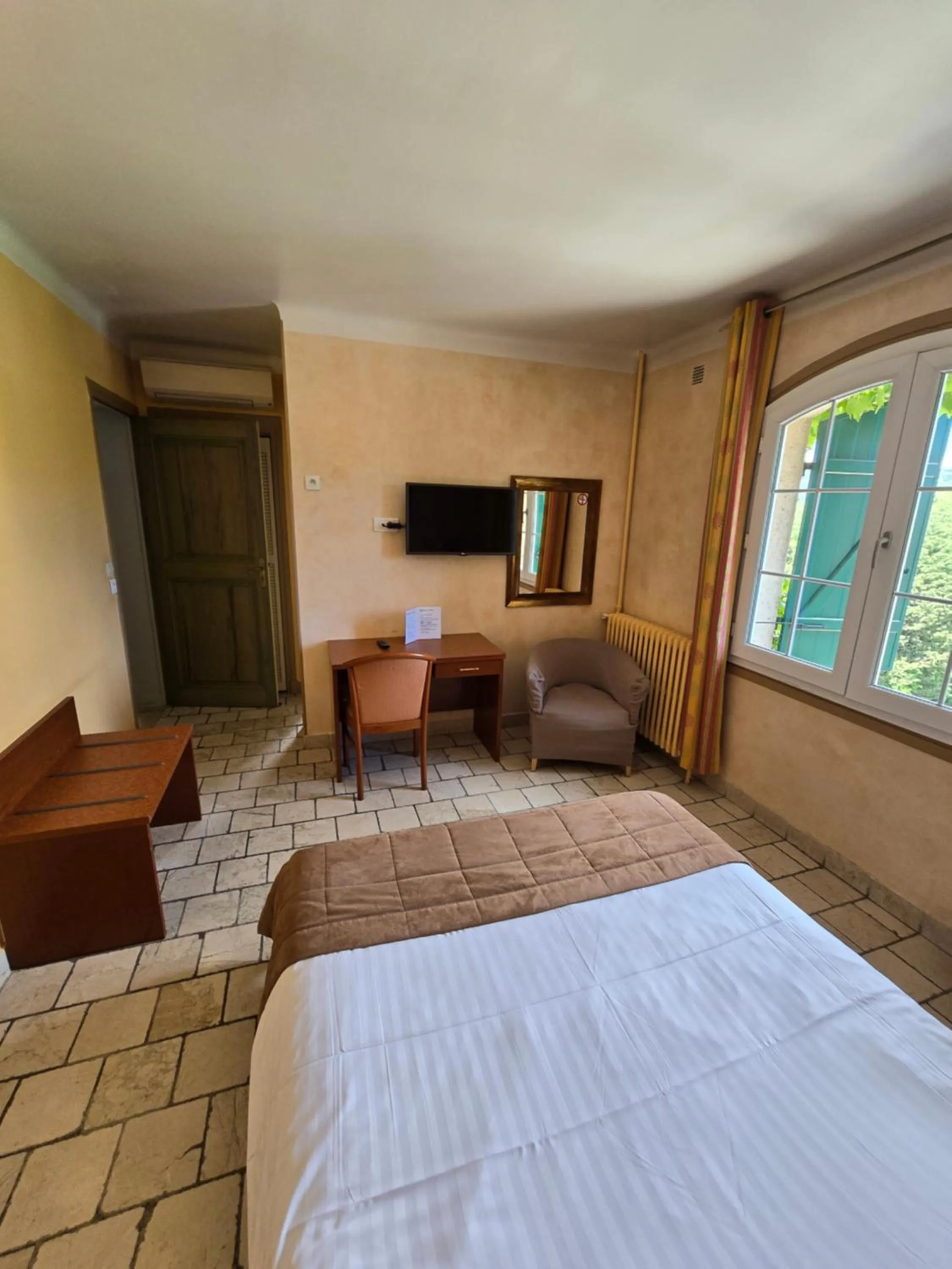 Photo of the whole room, Bed in Auberge les Aromes