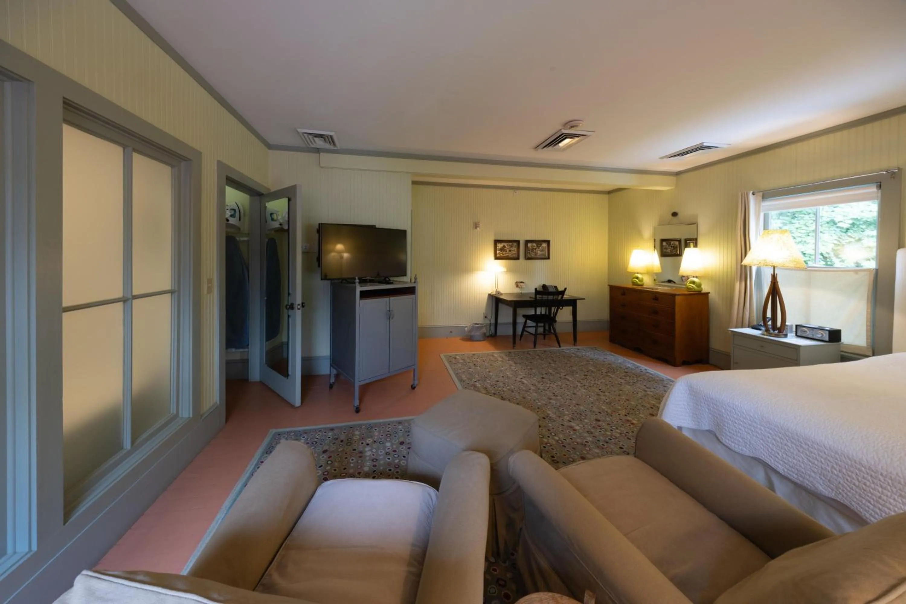 Seating area, Bed in The Porches Inn at Mass MoCA