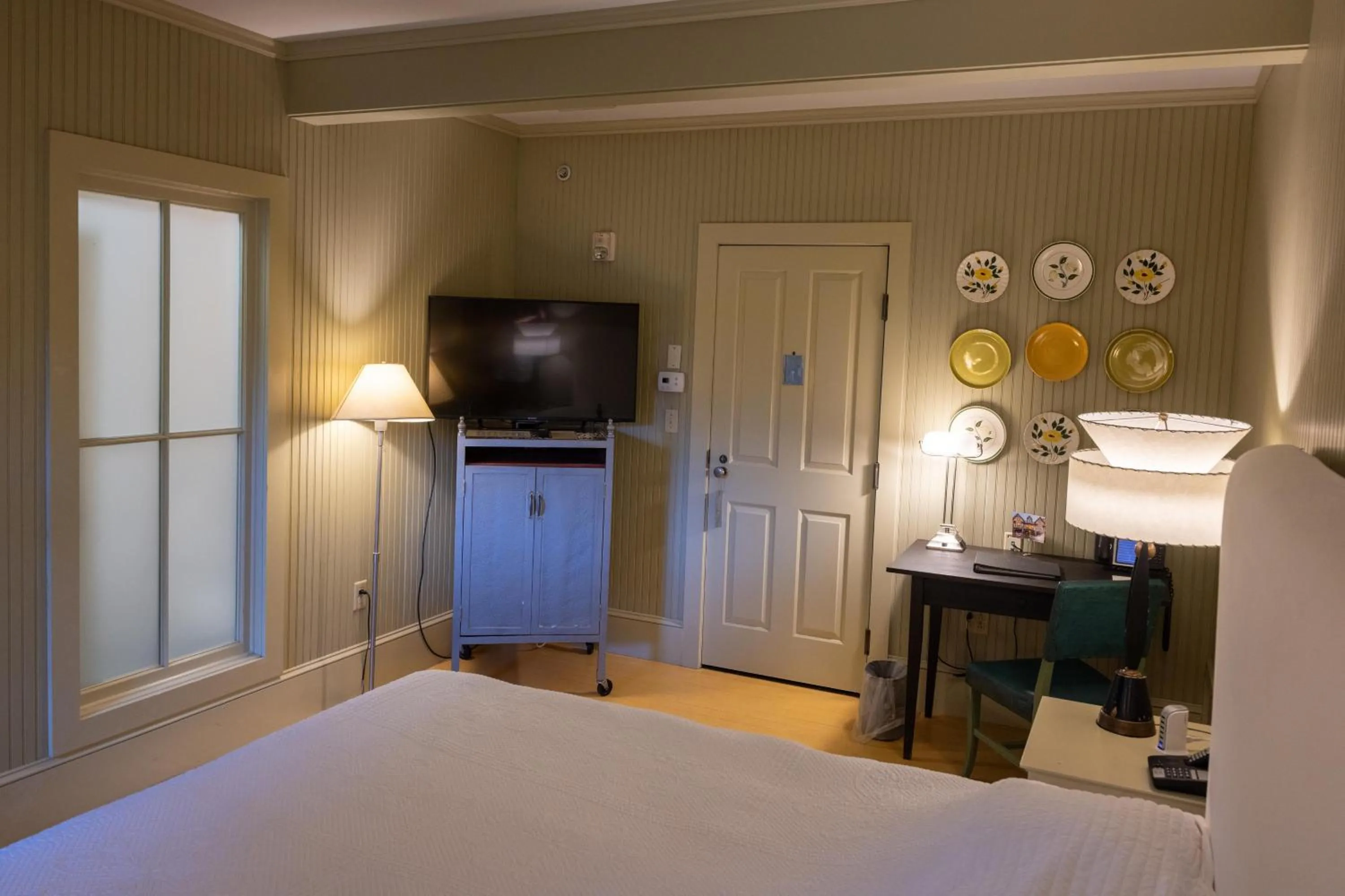 TV and multimedia, Bed in The Porches Inn at Mass MoCA