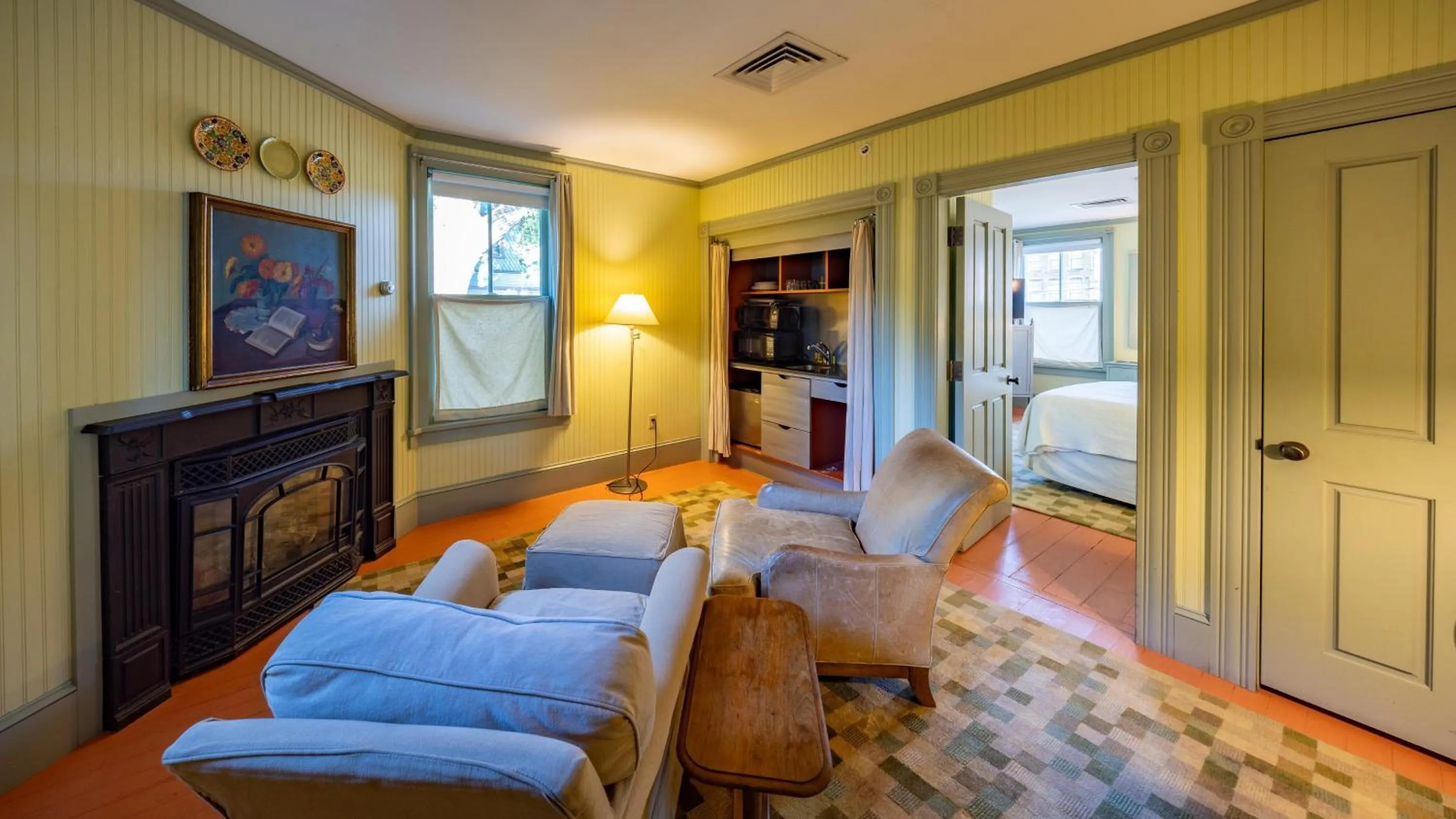 Seating area, Bed in The Porches Inn at Mass MoCA