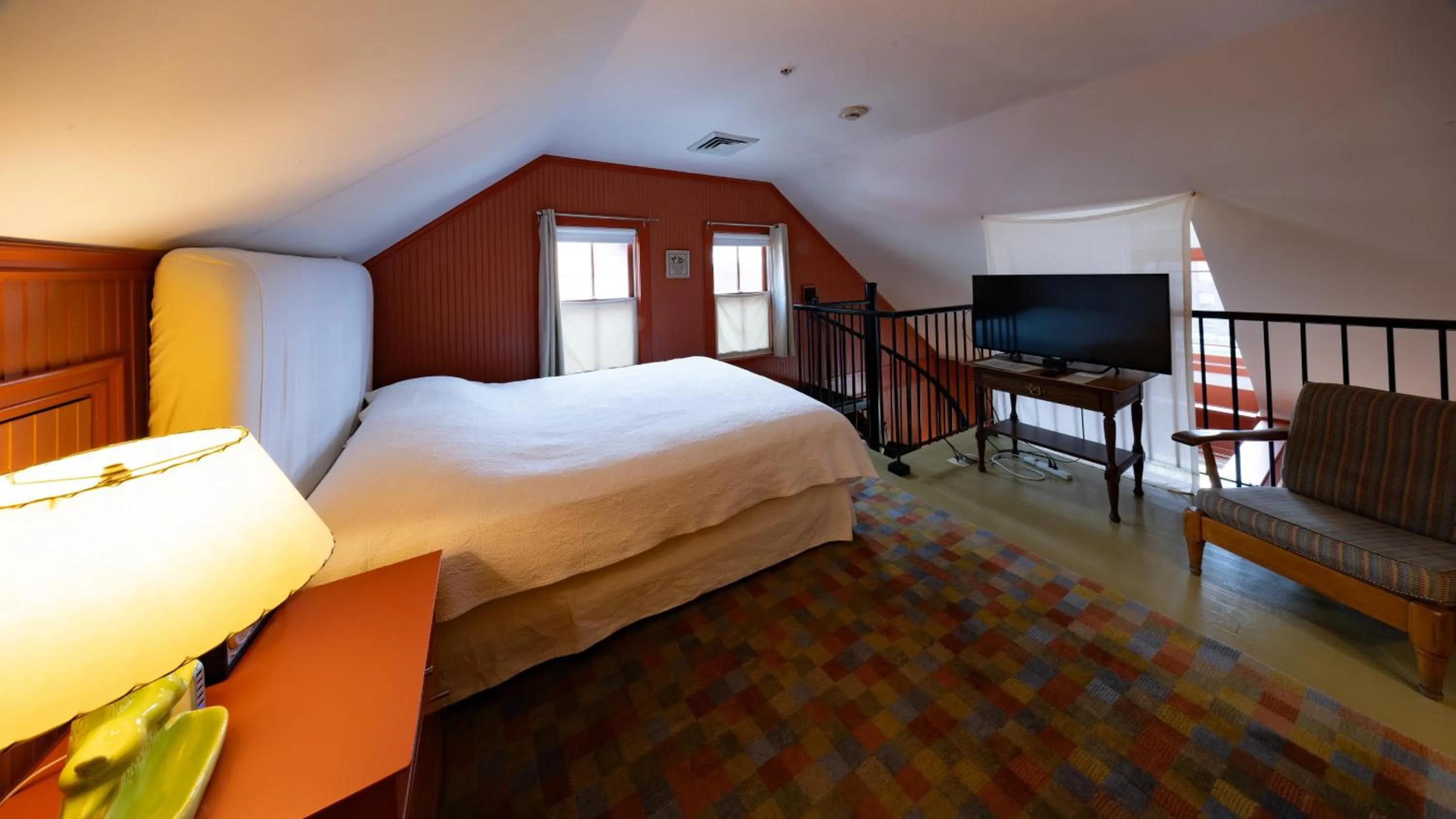 Seating area, Bed in The Porches Inn at Mass MoCA