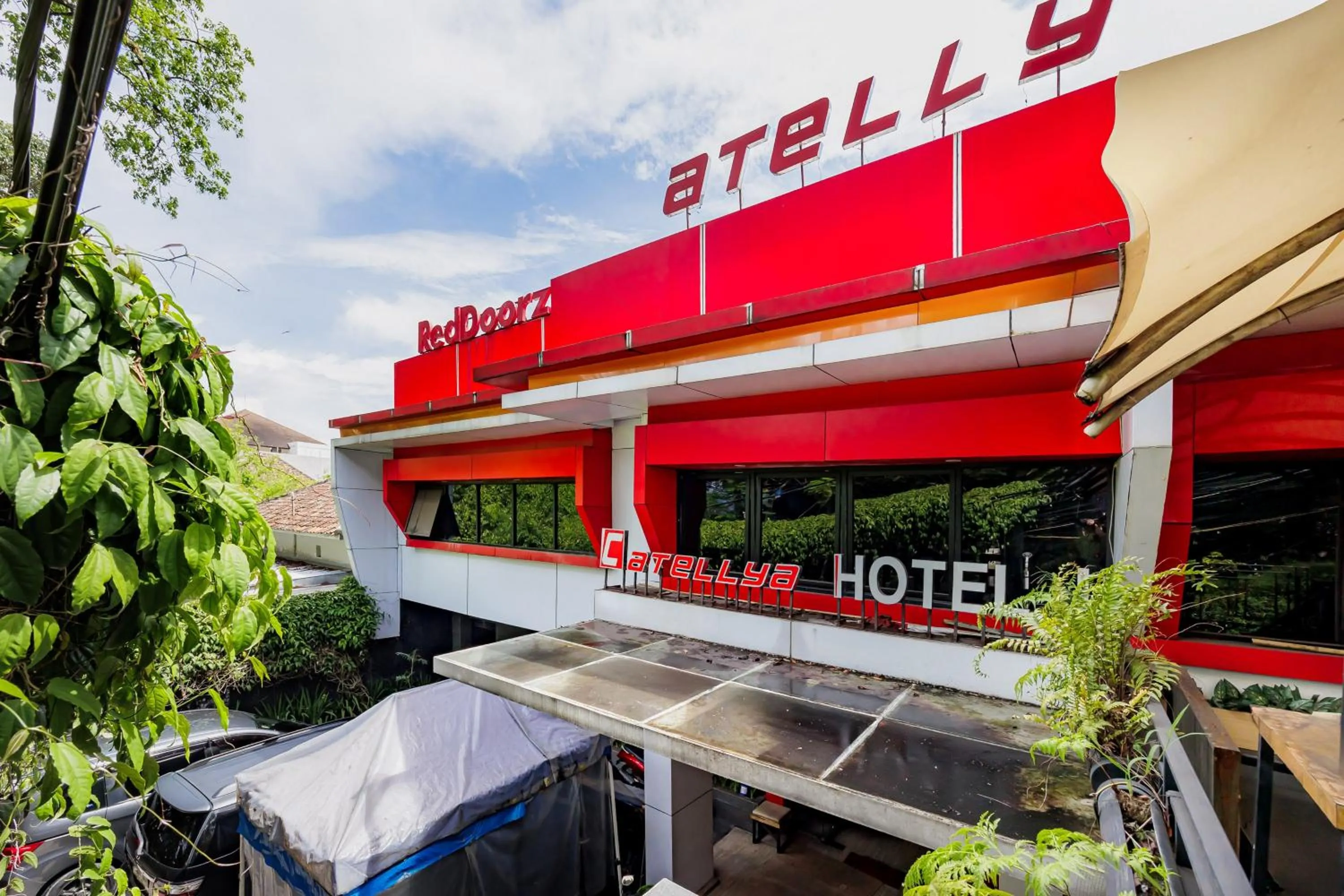 Property logo or sign in RedDoorz near Istana Plaza 2