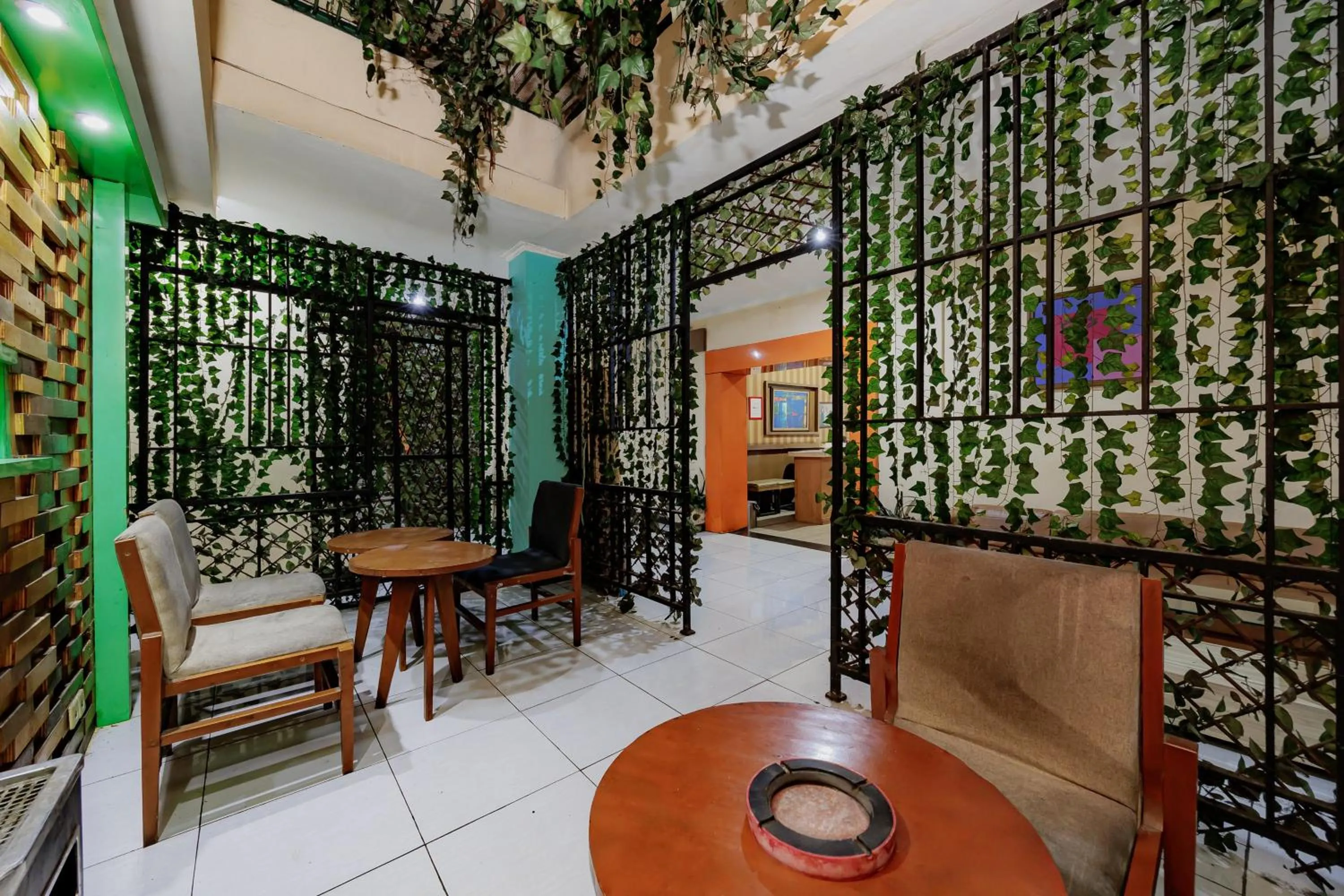 Seating area in RedDoorz near Istana Plaza 2