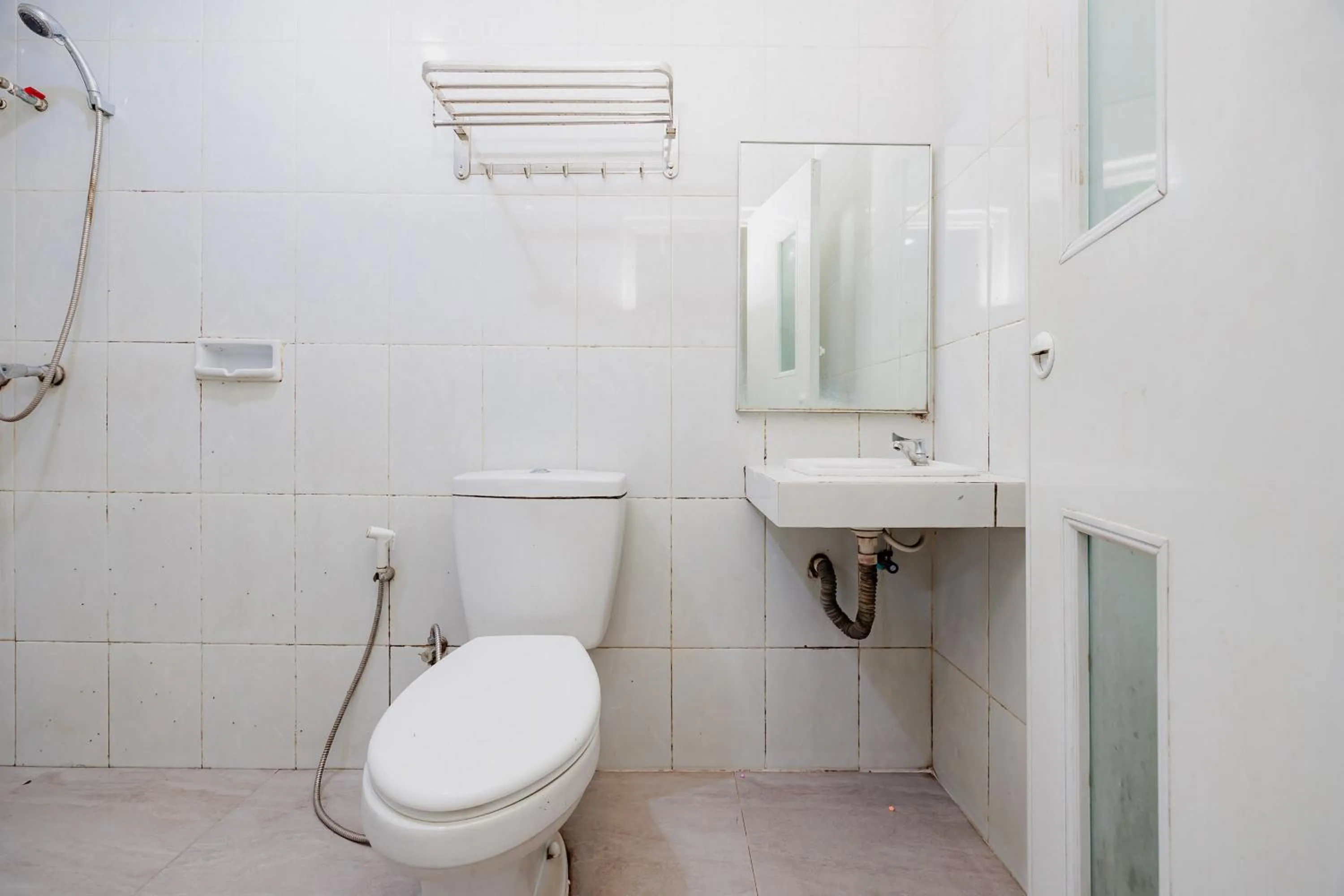 Bathroom in RedDoorz near Istana Plaza 2