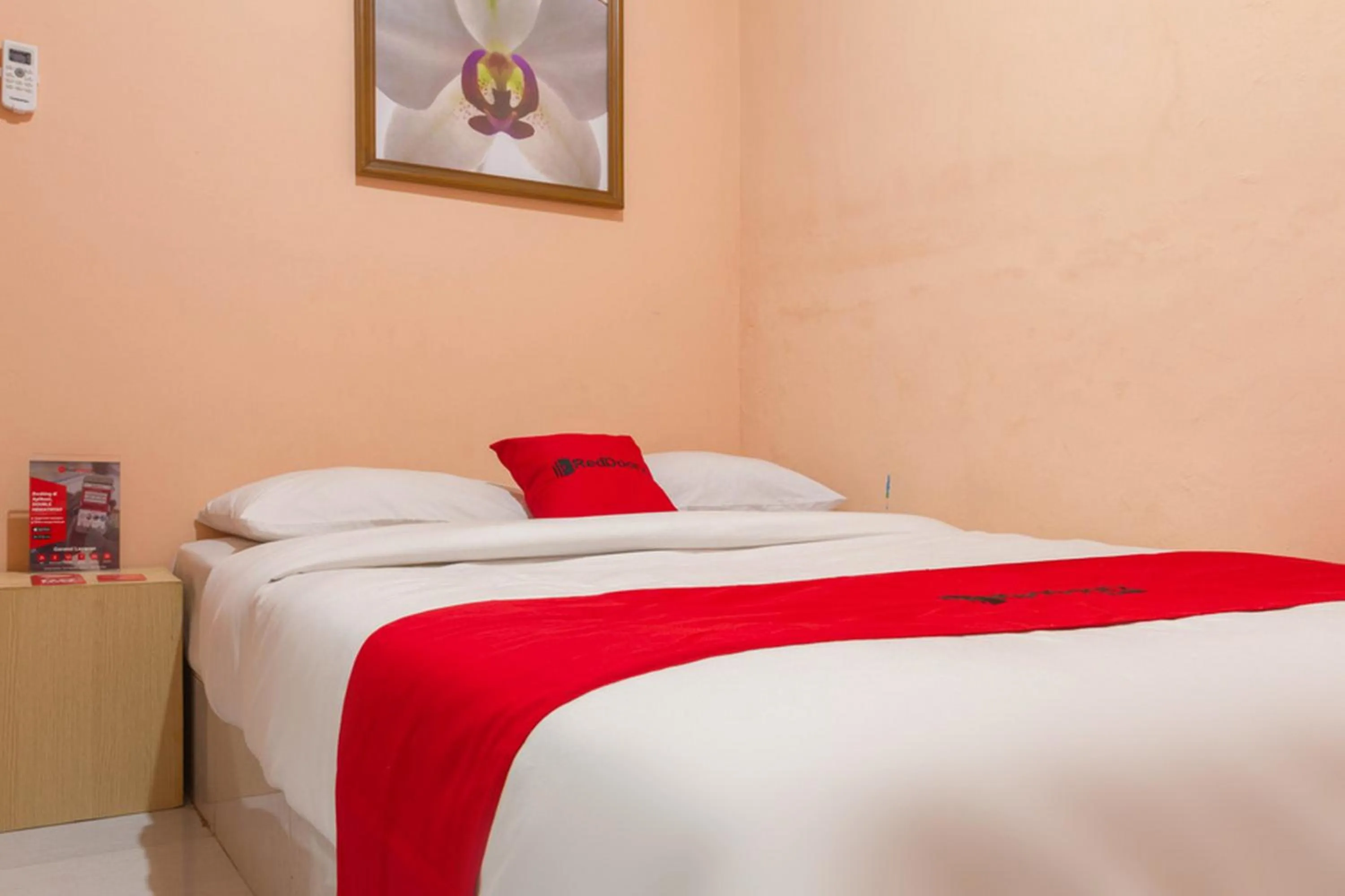 Bed in RedDoorz near Istana Plaza 2