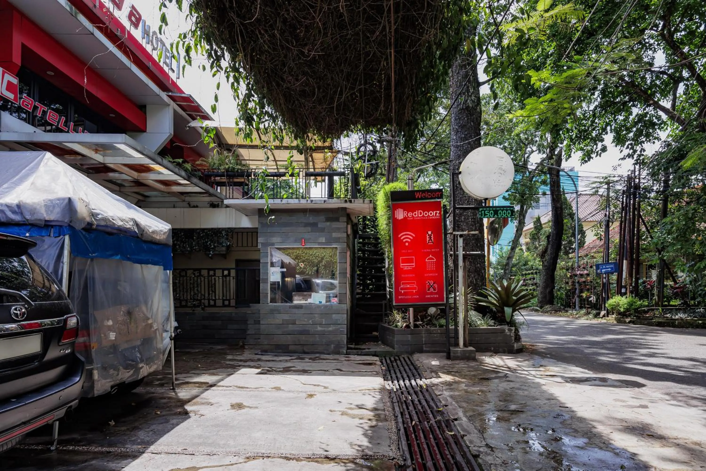 Property logo or sign in RedDoorz near Istana Plaza 2