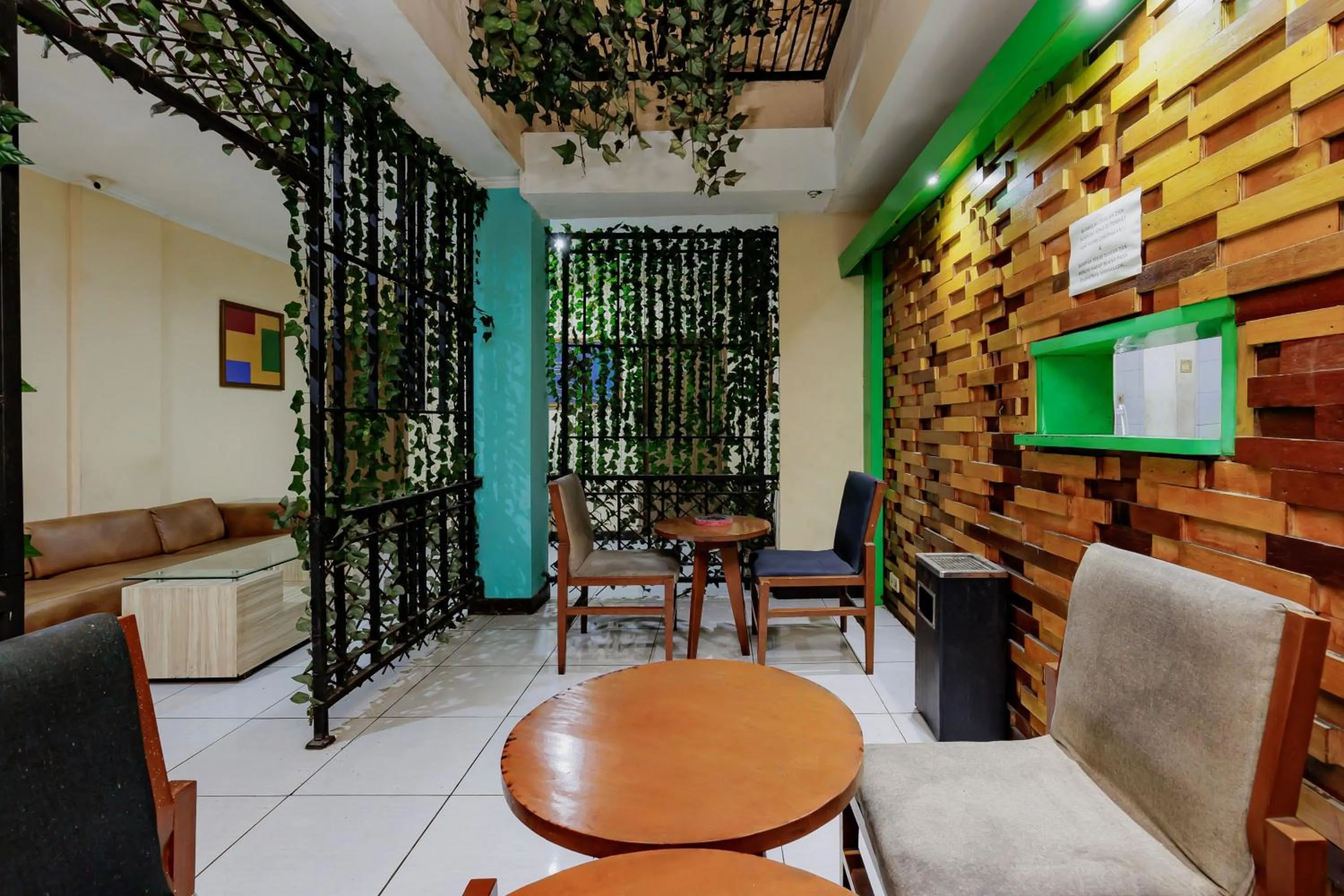 Seating area in RedDoorz near Istana Plaza 2