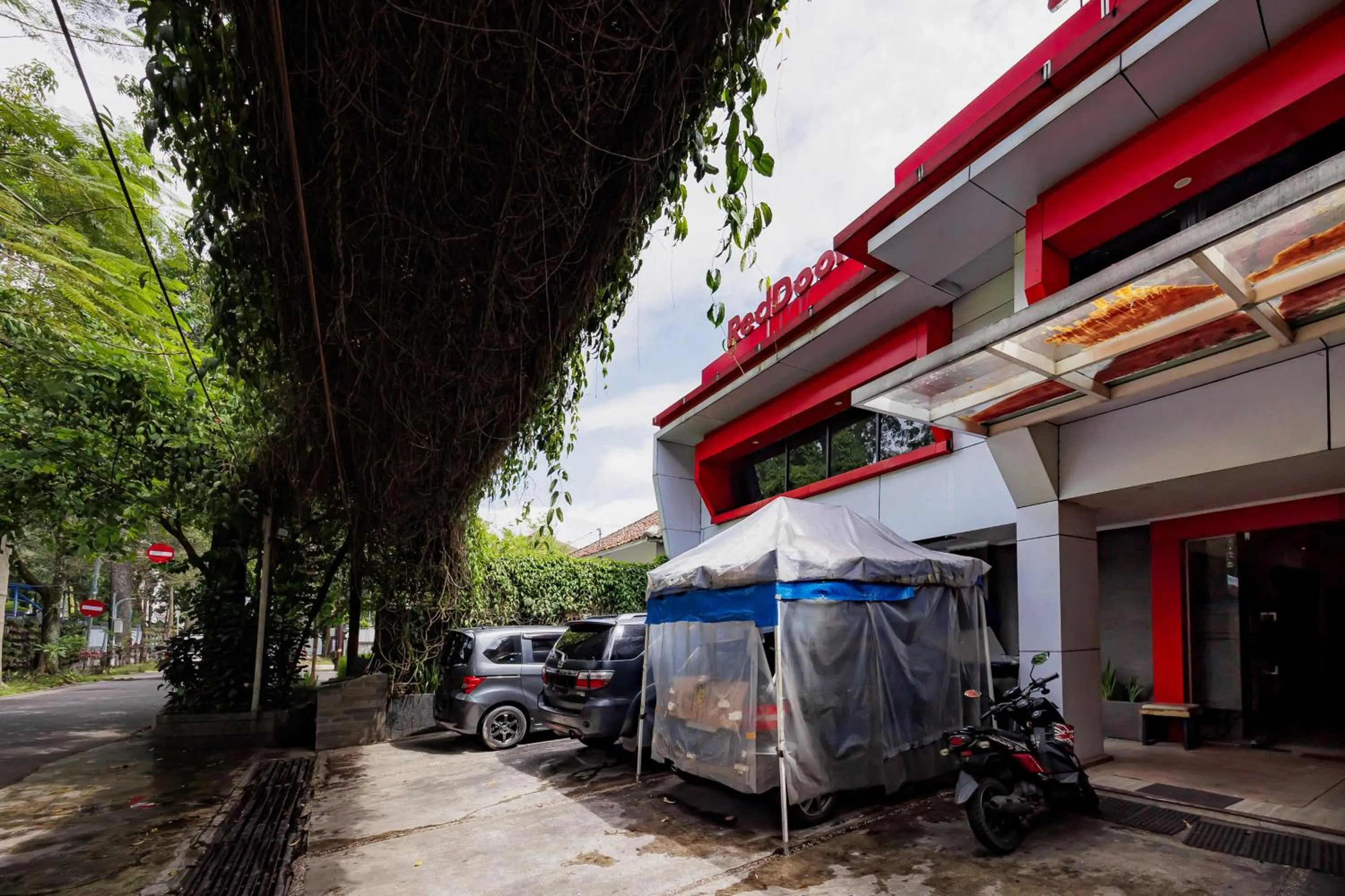 Parking in RedDoorz near Istana Plaza 2