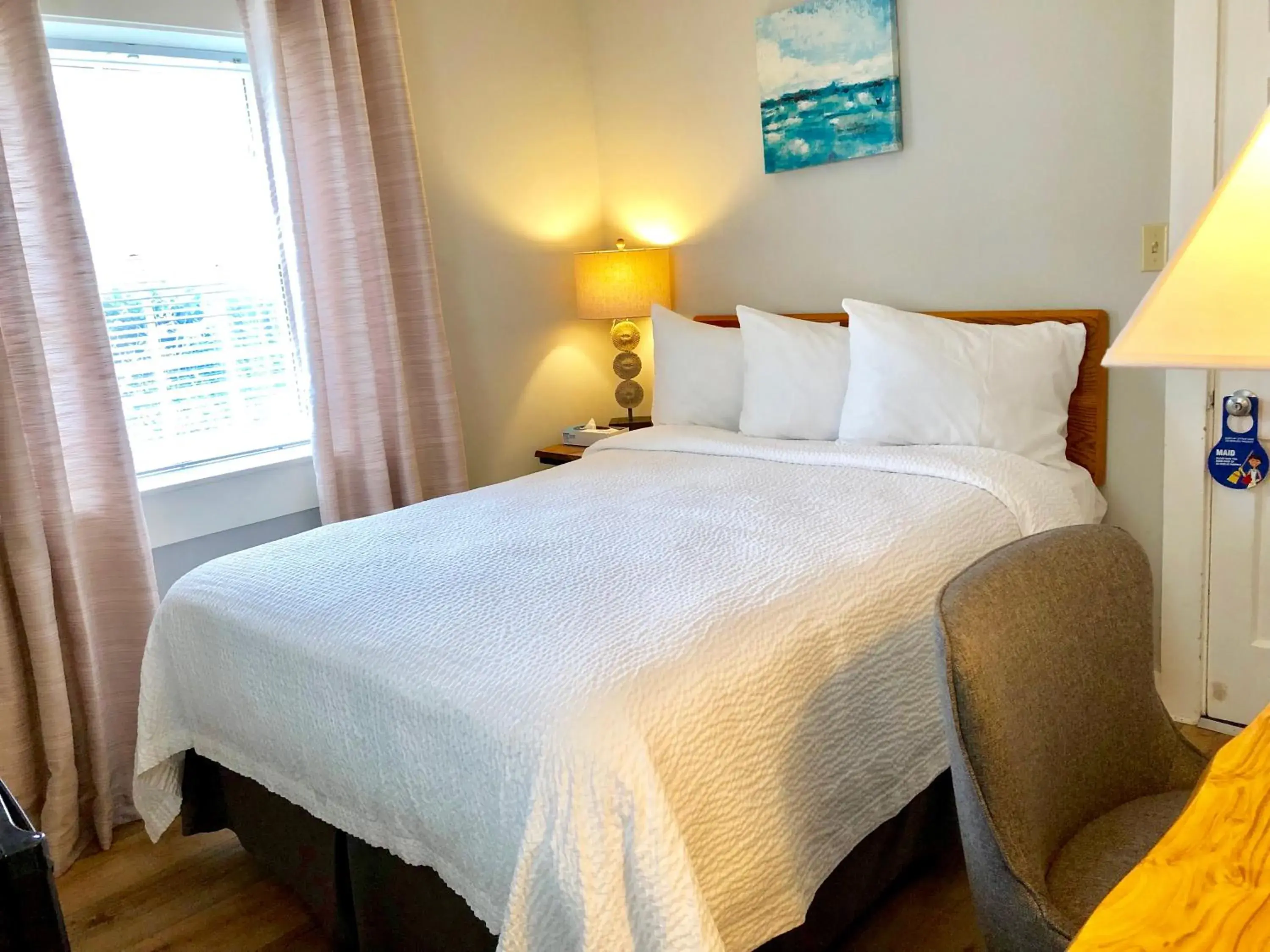 Economy Single Room in Hyannis Inn Economy Single Room in Hyannis Inn