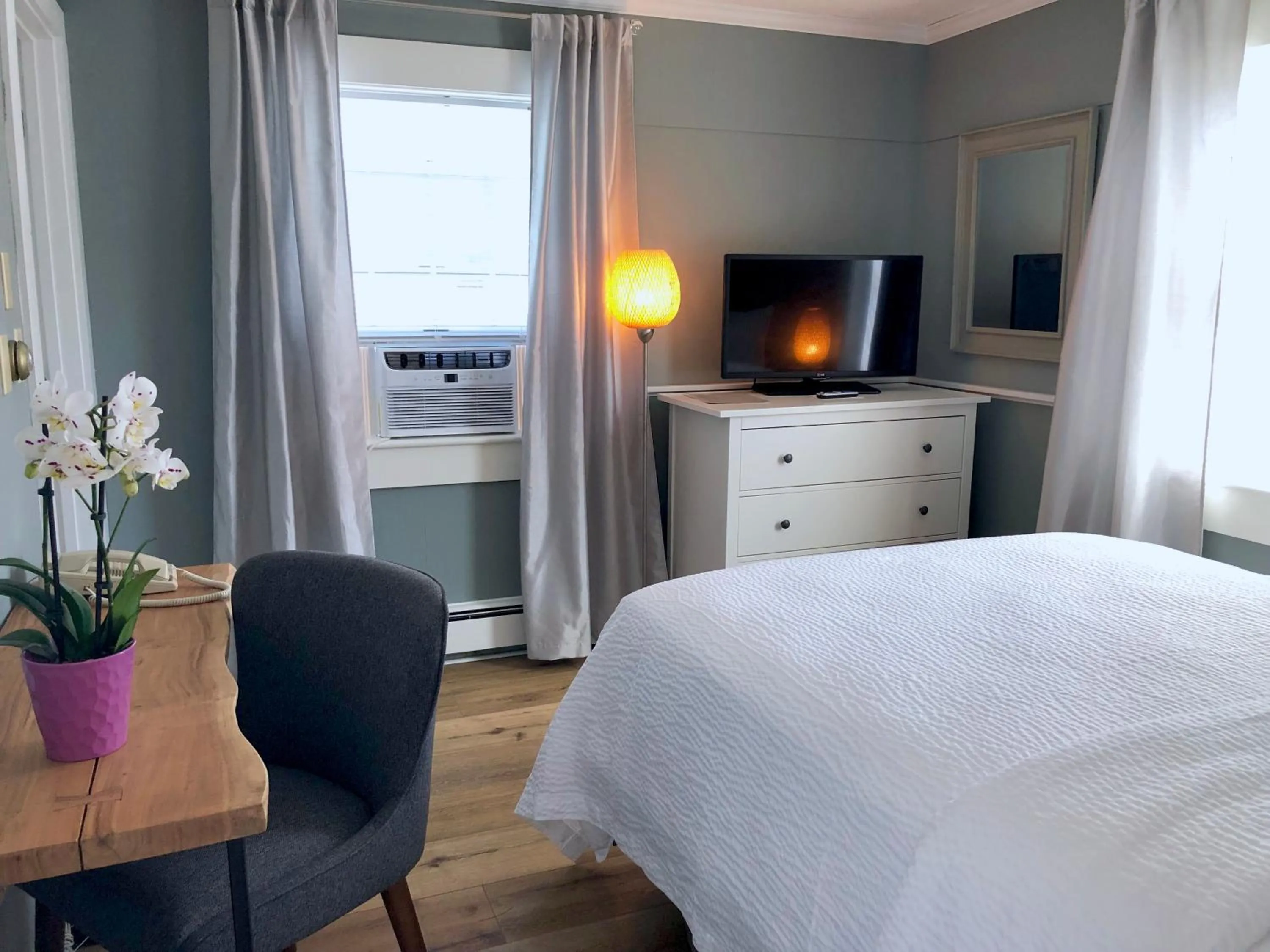 Photo of the whole room in Hyannis Inn