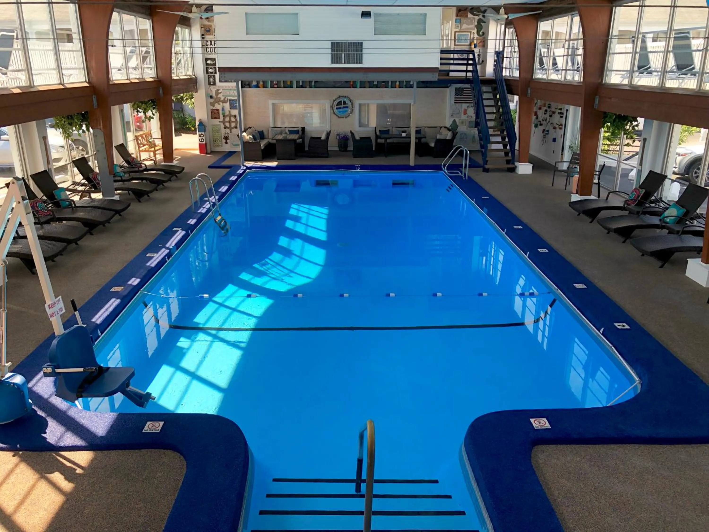 Swimming pool in Hyannis Inn