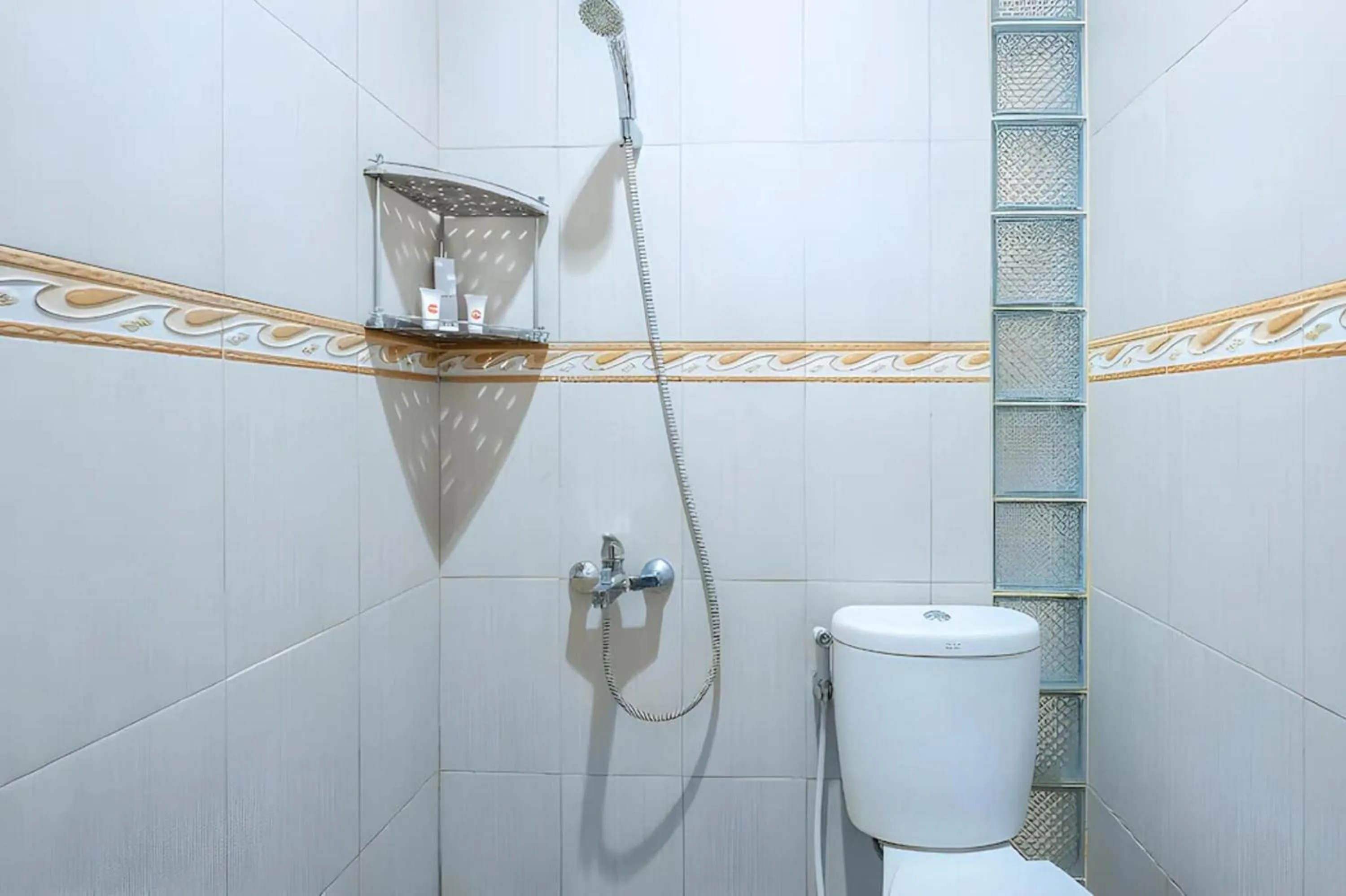 Bathroom in OYO Collection O 1032 Rahayu Residence Syariah