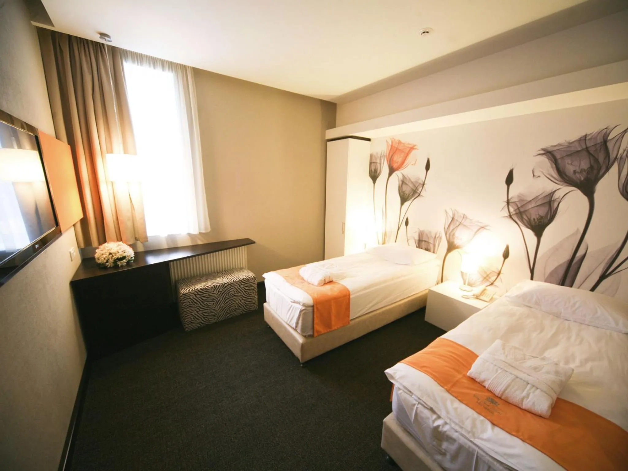 Photo of the whole room, Bed in City Park Hotel by CHM