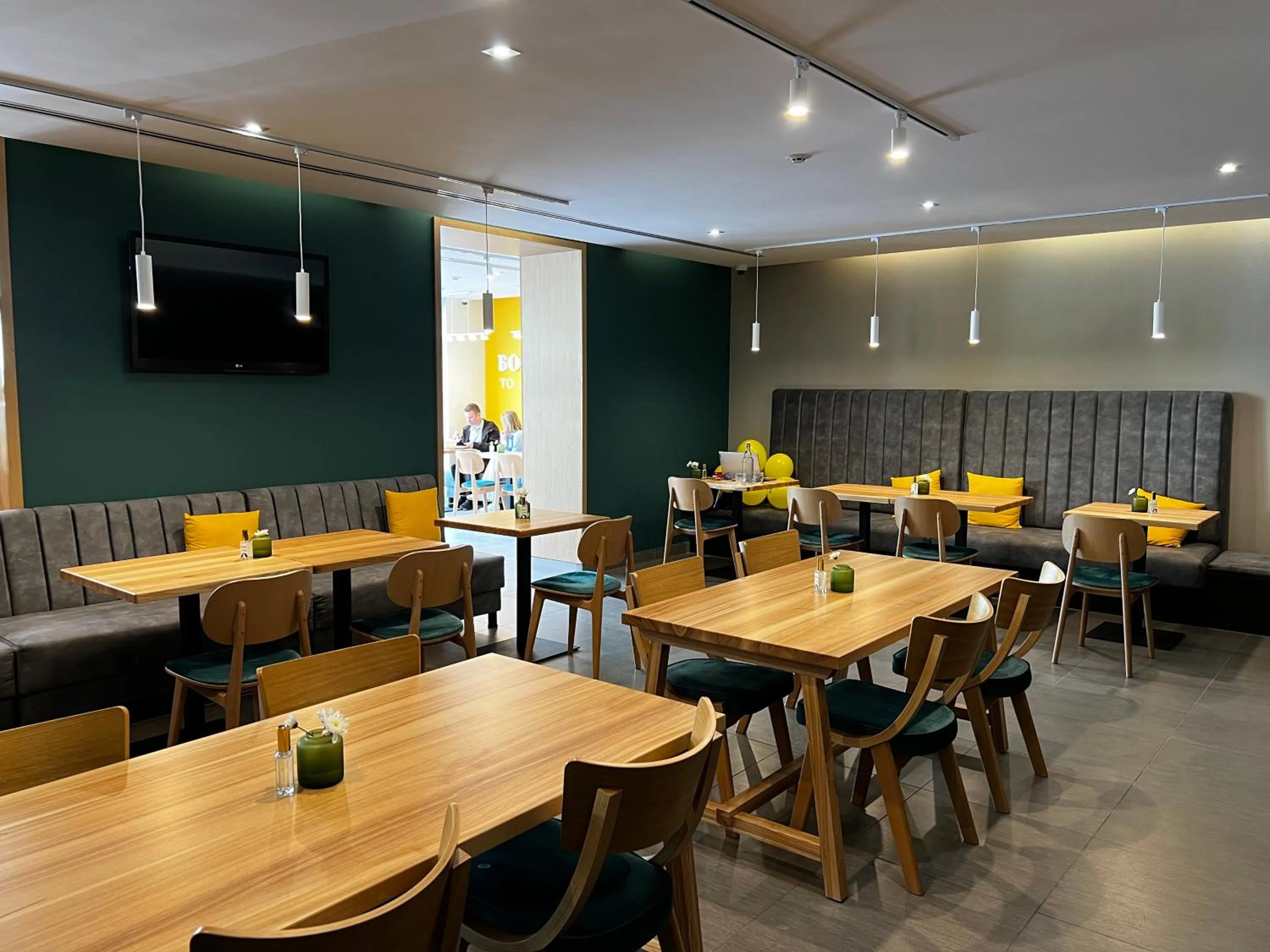 Restaurant/places to eat in City Park Hotel by CHM