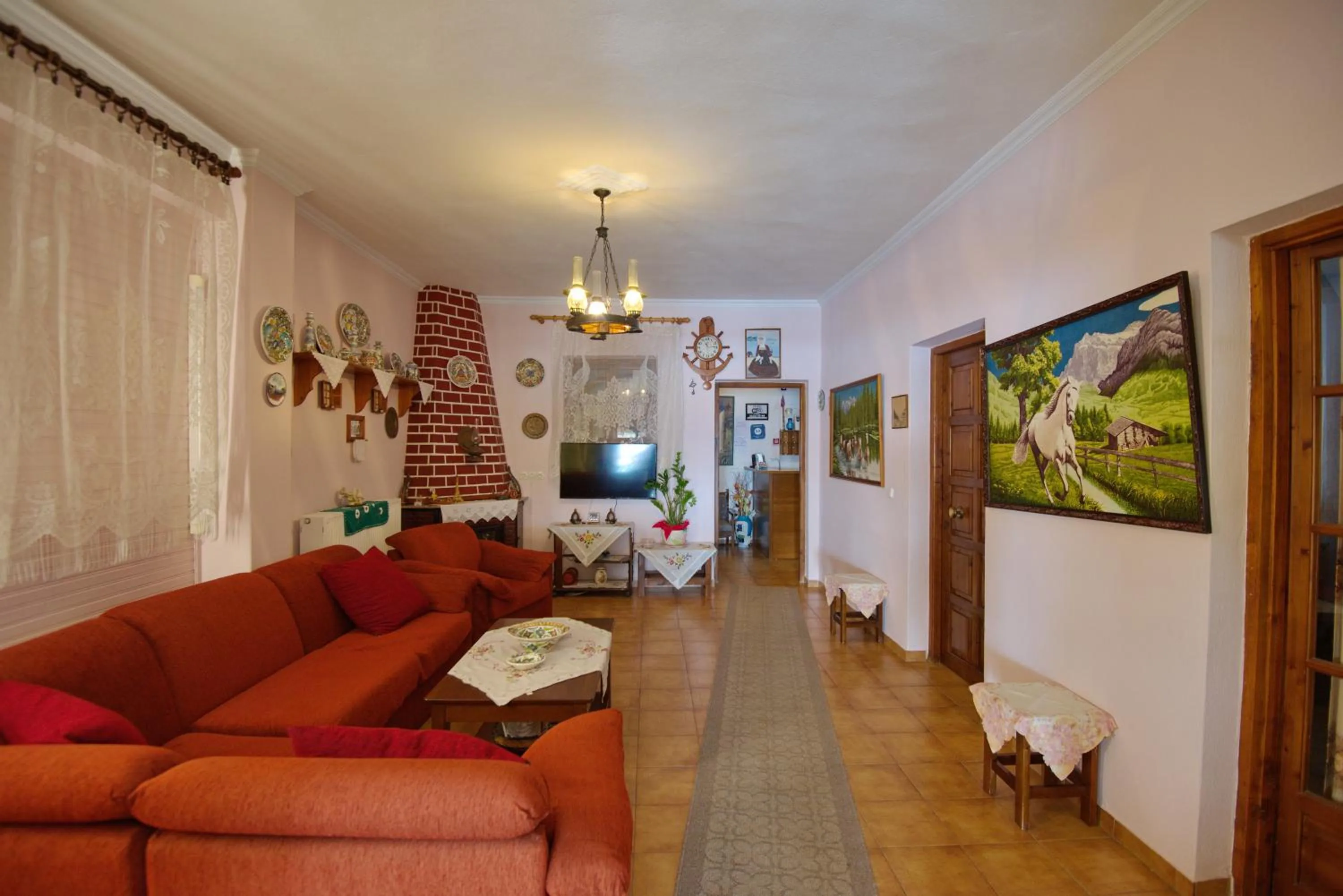 Communal lounge/ TV room in Haravgi Hotel