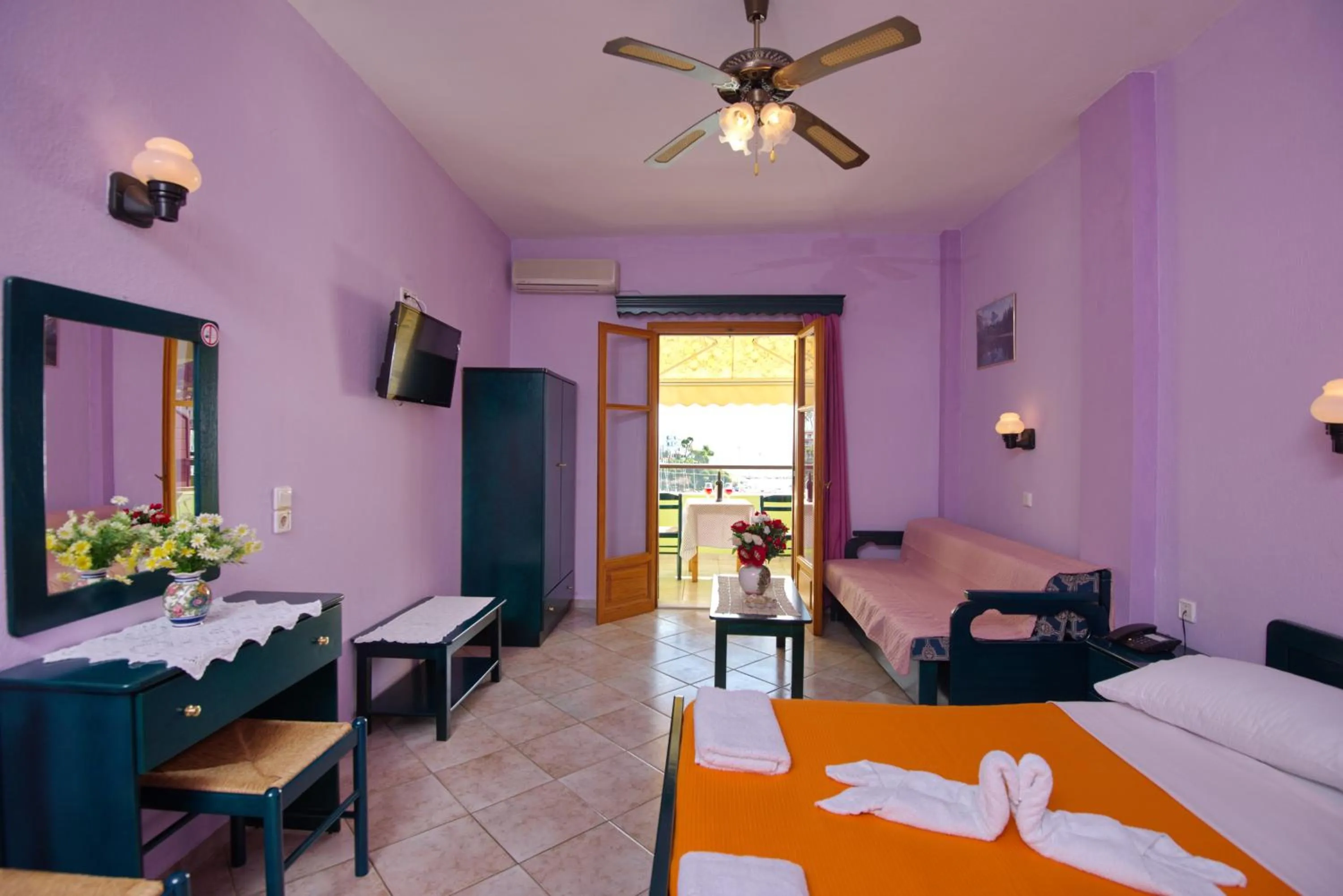 Photo of the whole room, Bed in Haravgi Hotel